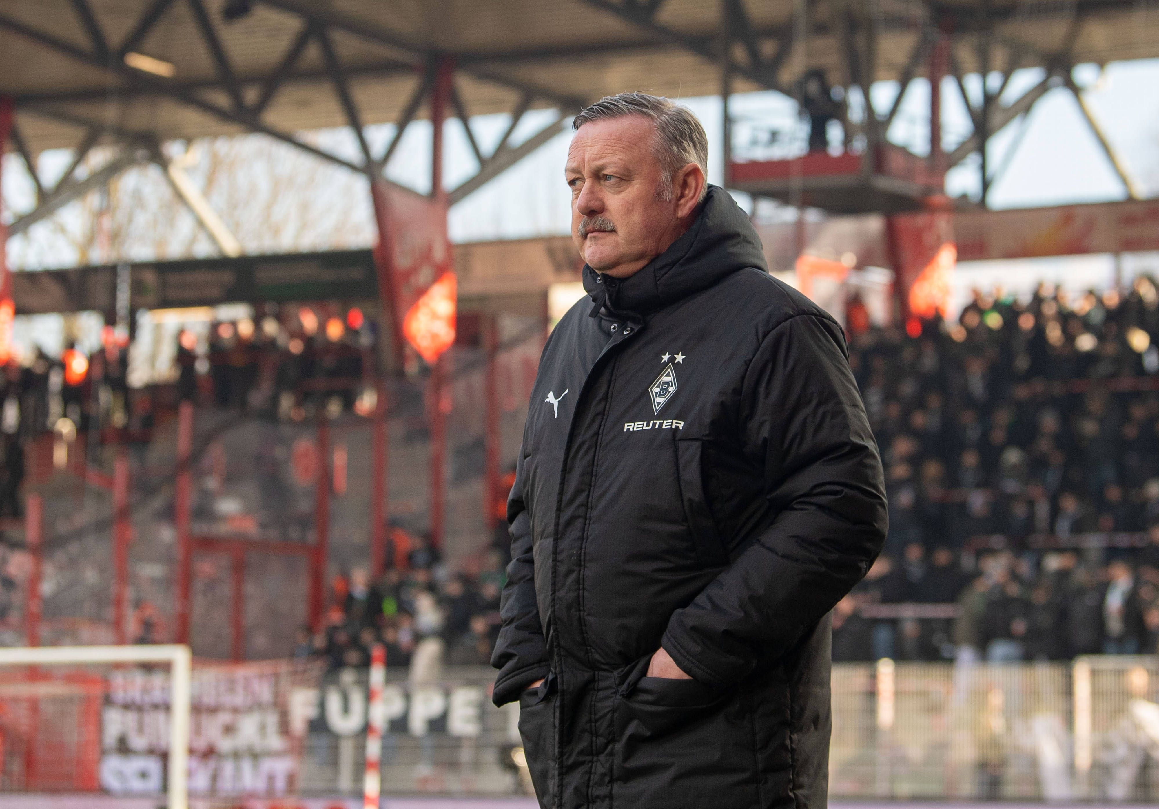 Roland Virkus schaut böse drein.