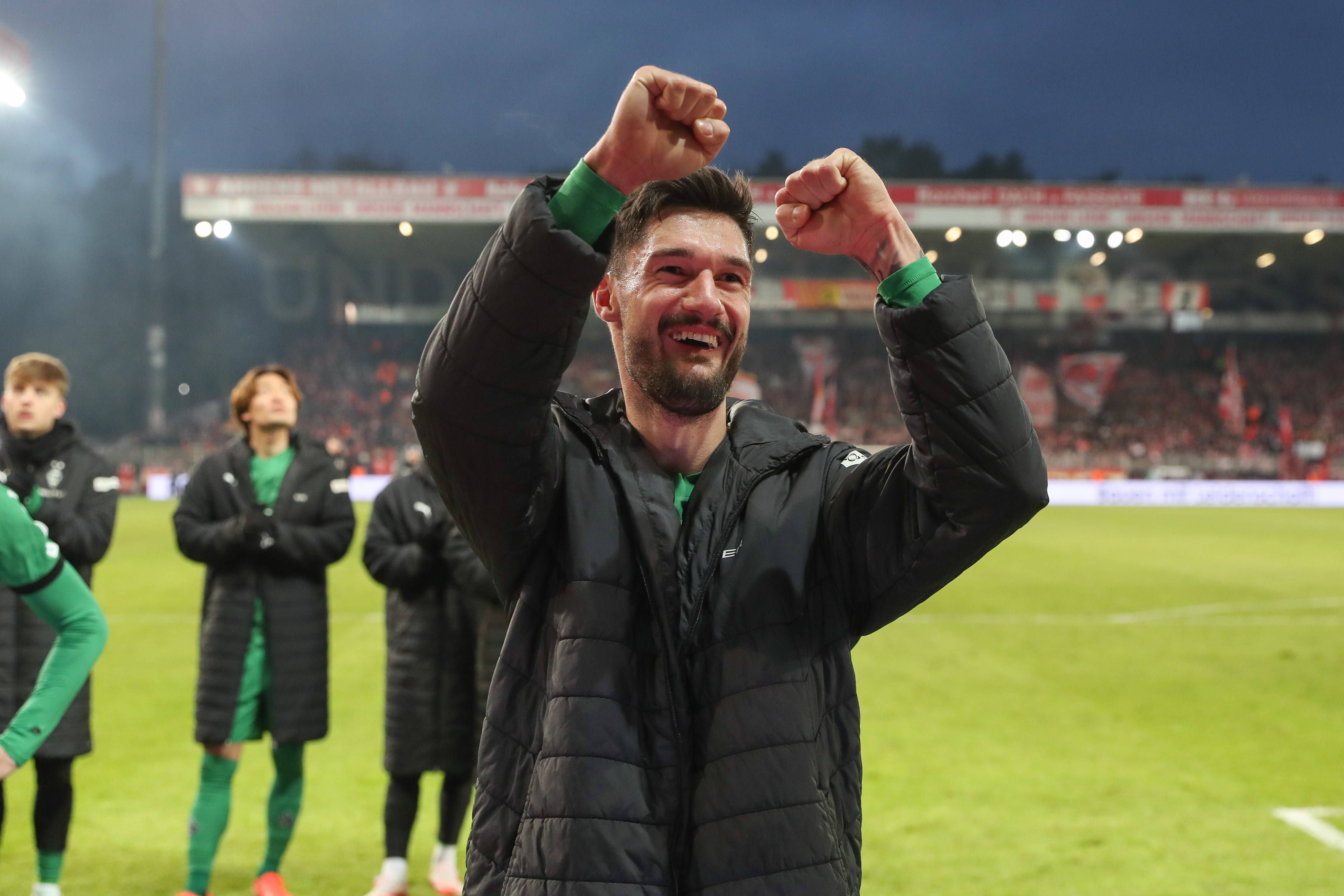 Tim Kleindienst jubelt vor den Fans.