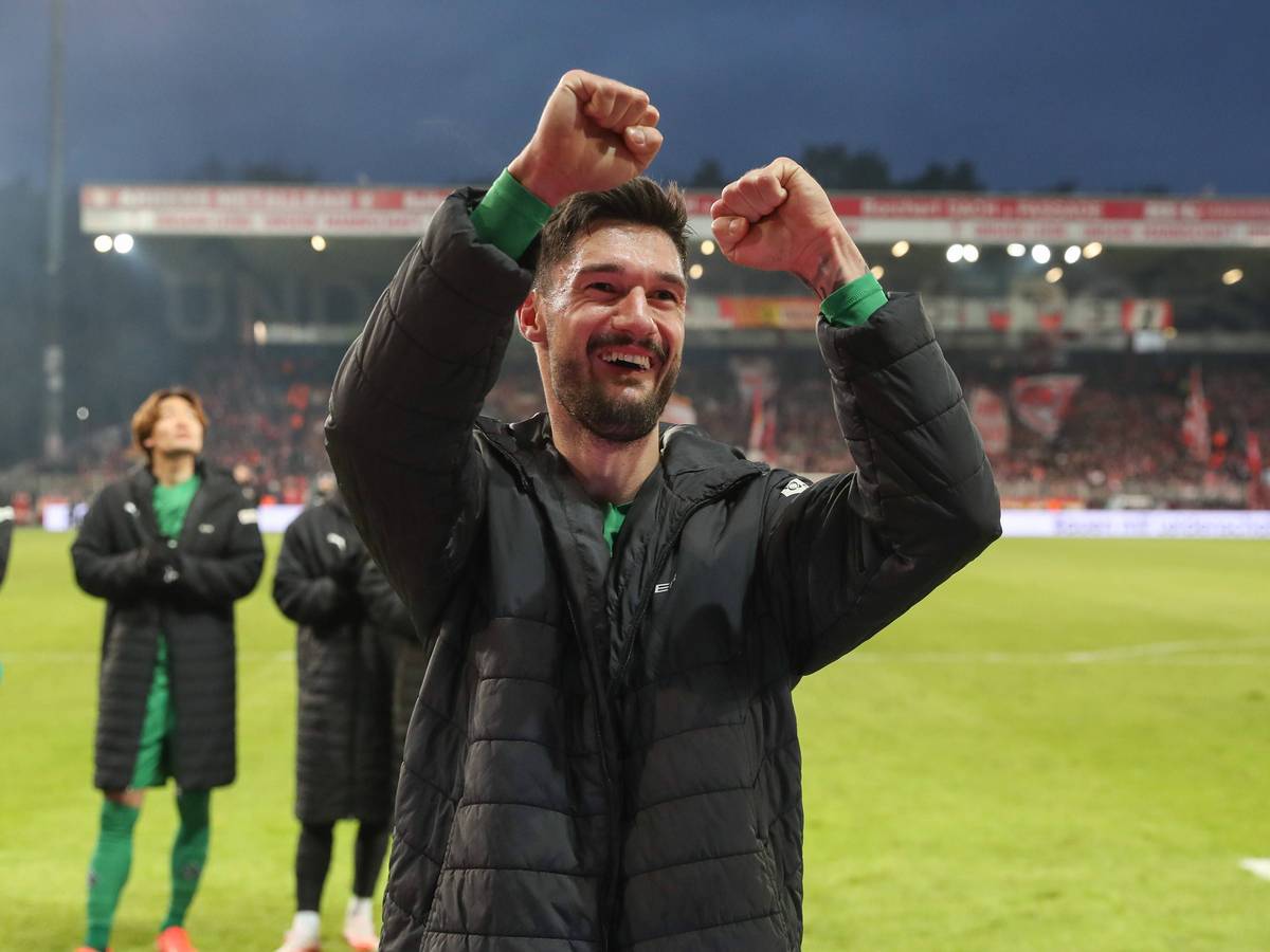 Tim Kleindienst jubelt vor den Fans.
