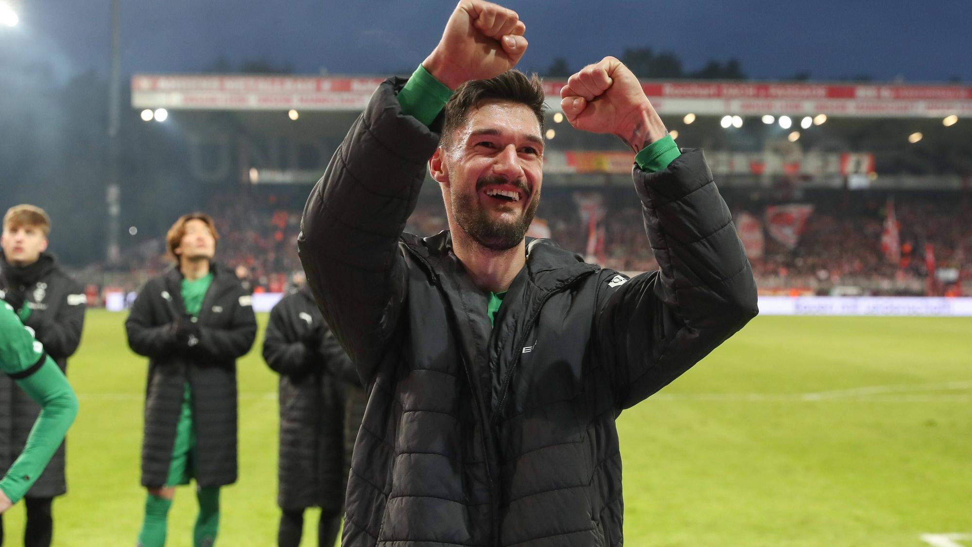 Tim Kleindienst jubelt vor den Fans.