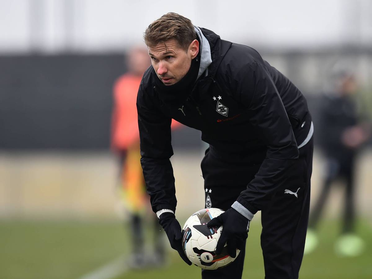 Oliver Kirch nimmt einen Ball auf.