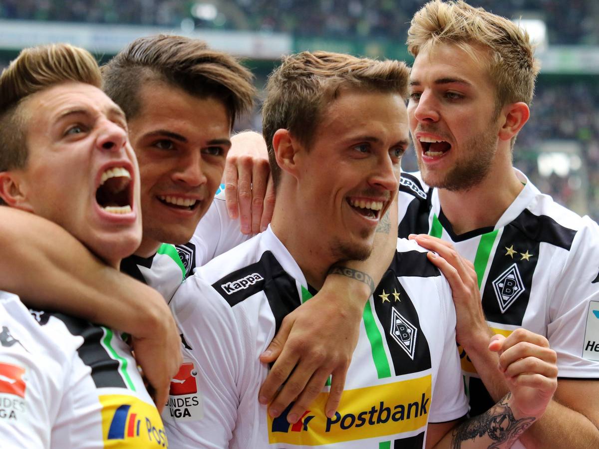 Gladbach-Profis jubeln und lachen gemeinsam.