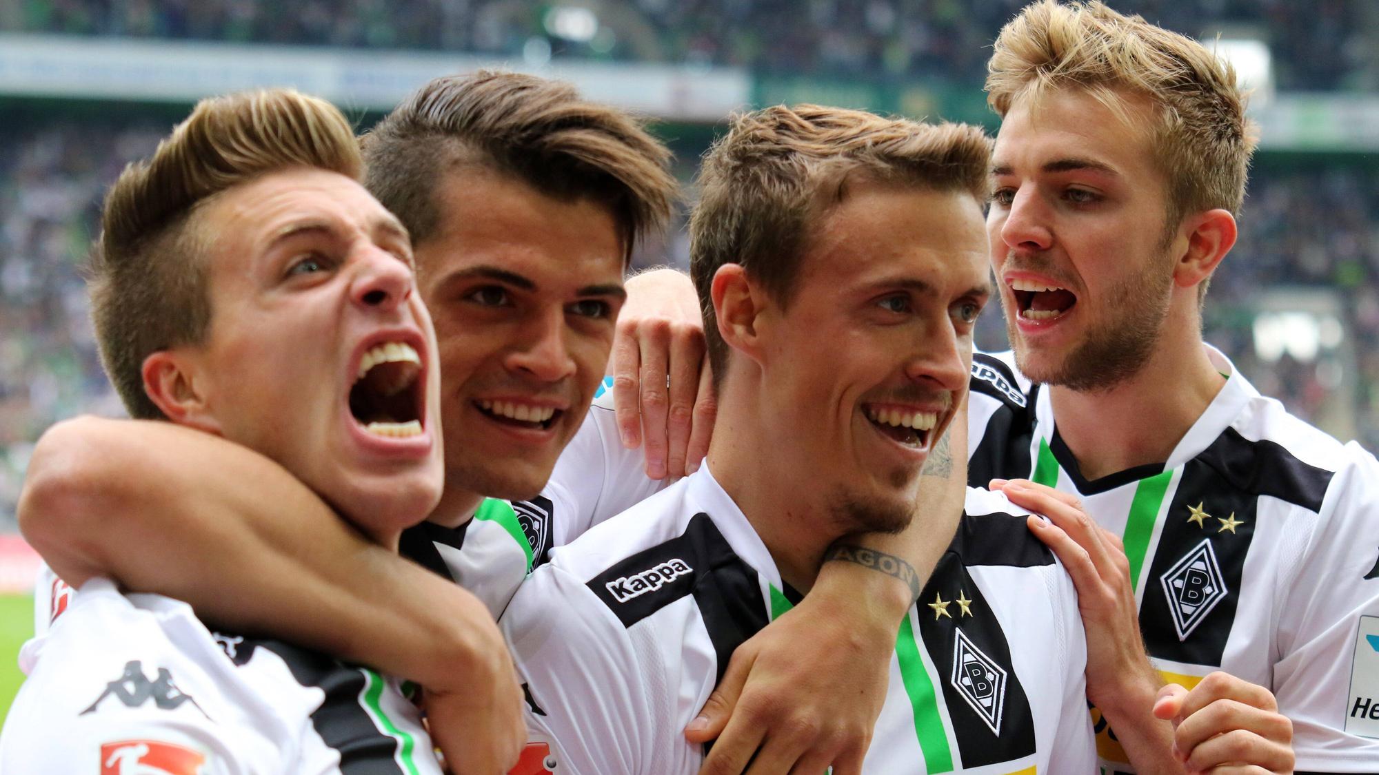 Gladbach-Profis jubeln und lachen gemeinsam.