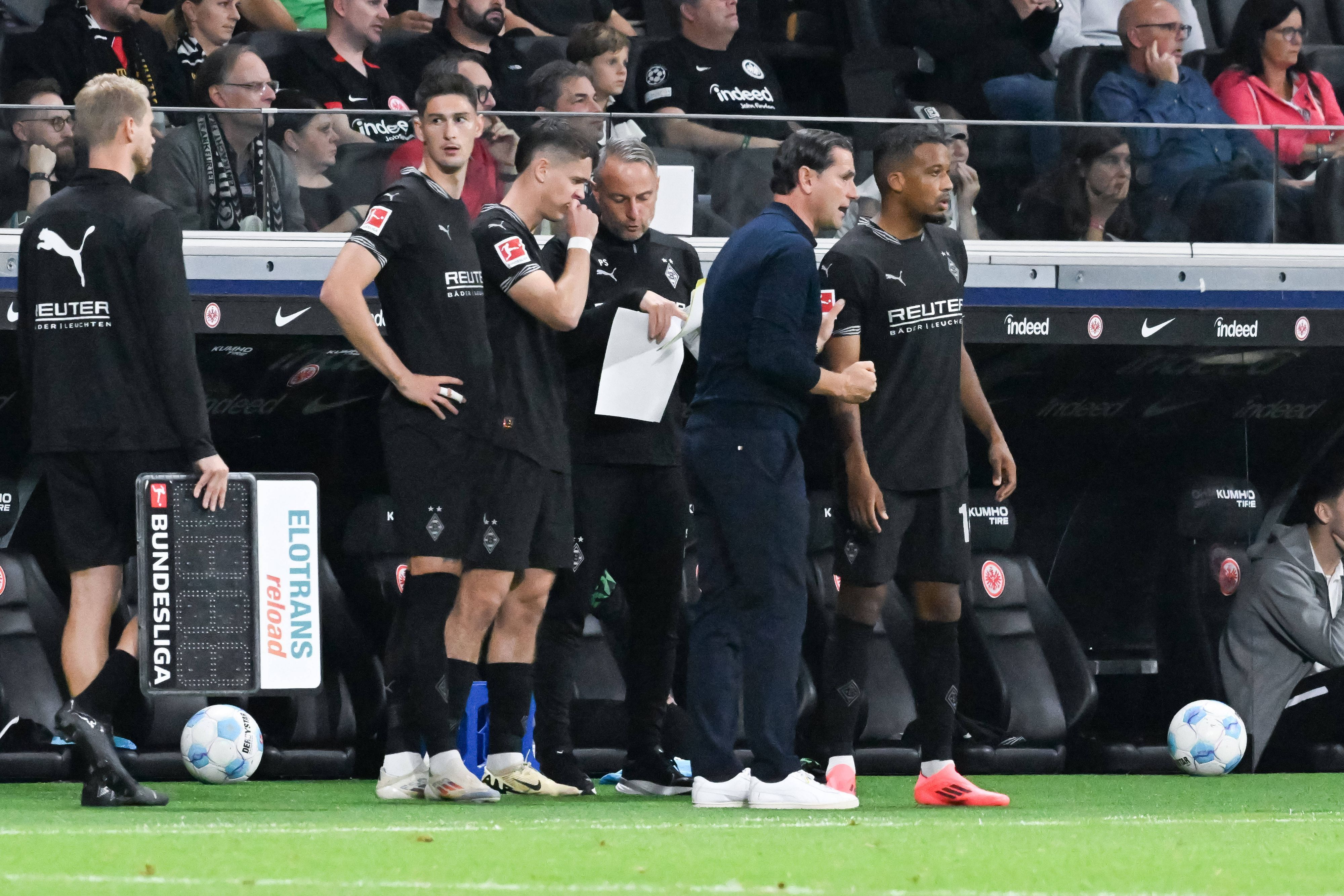 Gerardo Seaone bereitet mehrere Spieler auf eine Einwechslung vor.