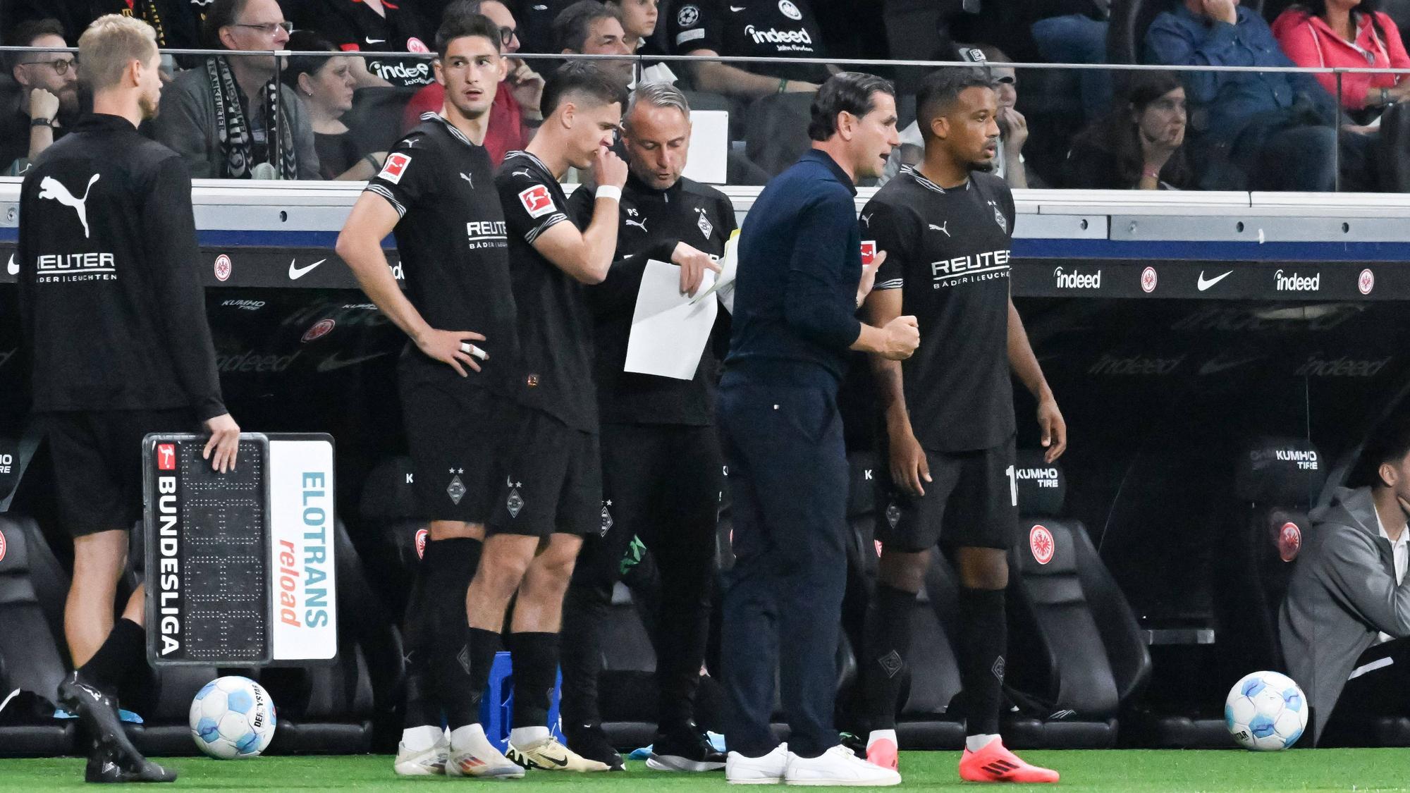 Gerardo Seaone bereitet mehrere Spieler auf eine Einwechslung vor.