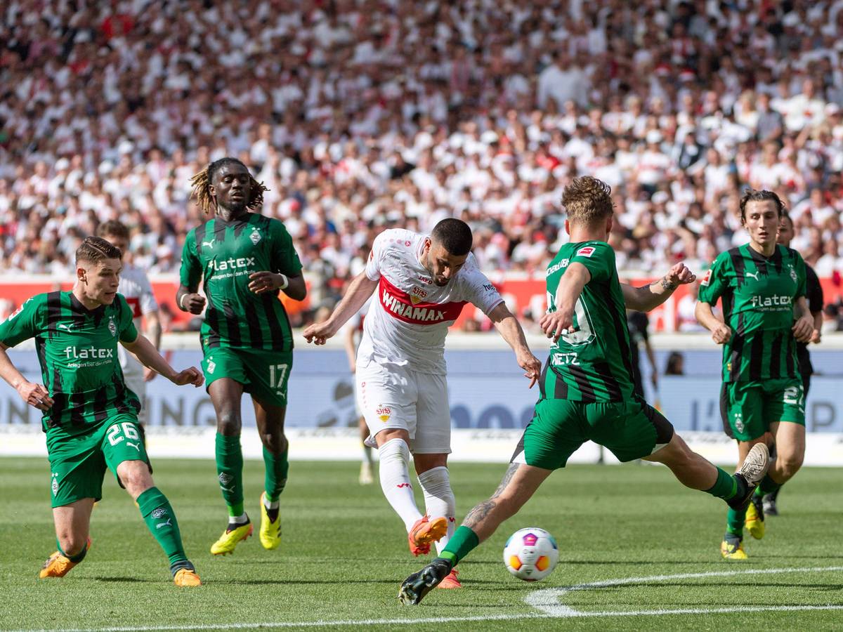 Spieler von Borussia Mönchengladbach im Duell gegen Deniz Undav vom VfB Stuttgart.