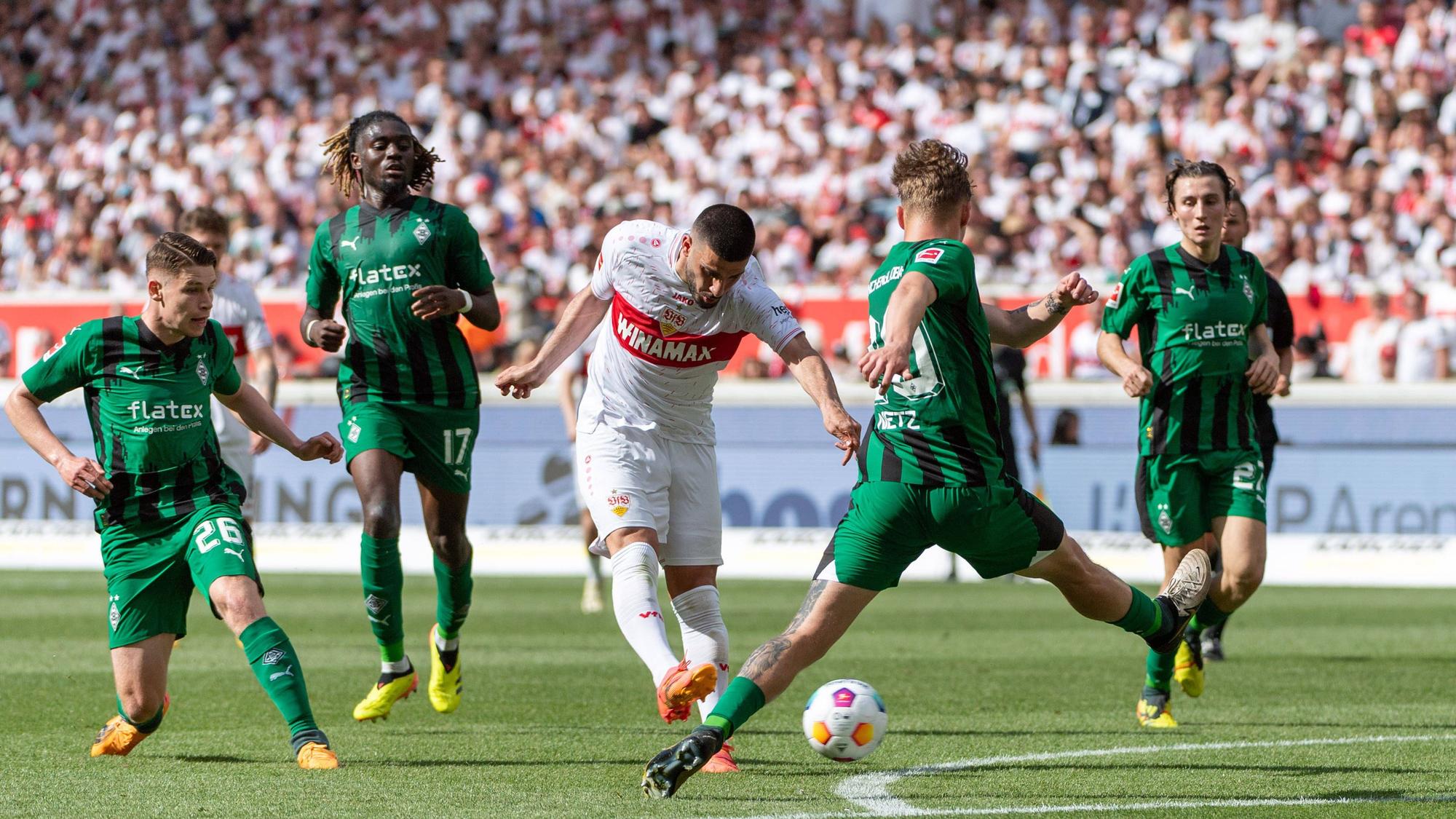 Spieler von Borussia Mönchengladbach im Duell gegen Deniz Undav vom VfB Stuttgart.
