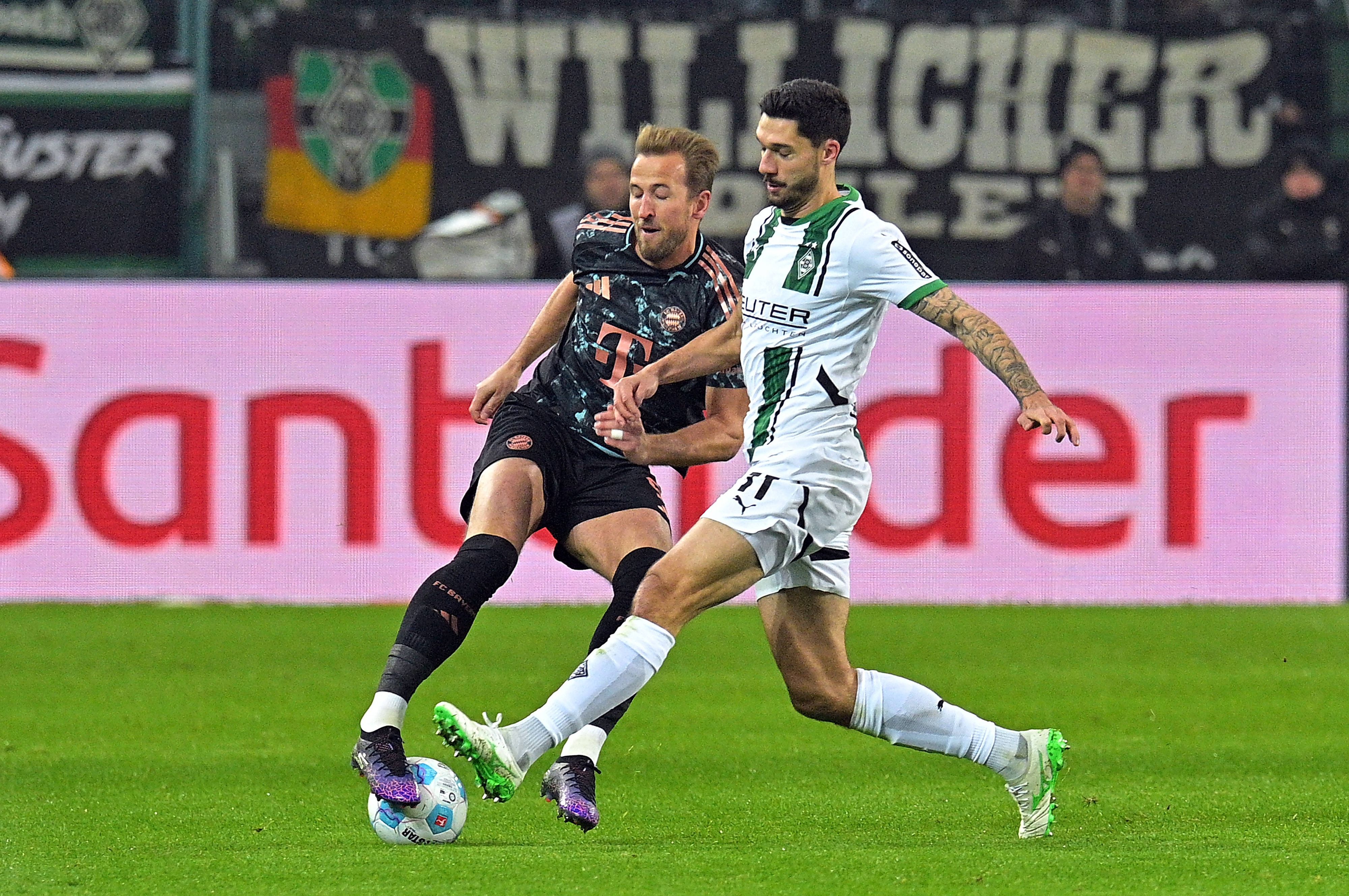 Tim Kleindienst versucht Harry Kane den Ball abzunehmen.