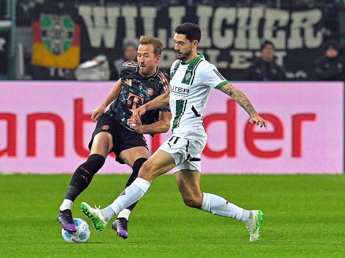 Tim Kleindienst versucht Harry Kane den Ball abzunehmen.
