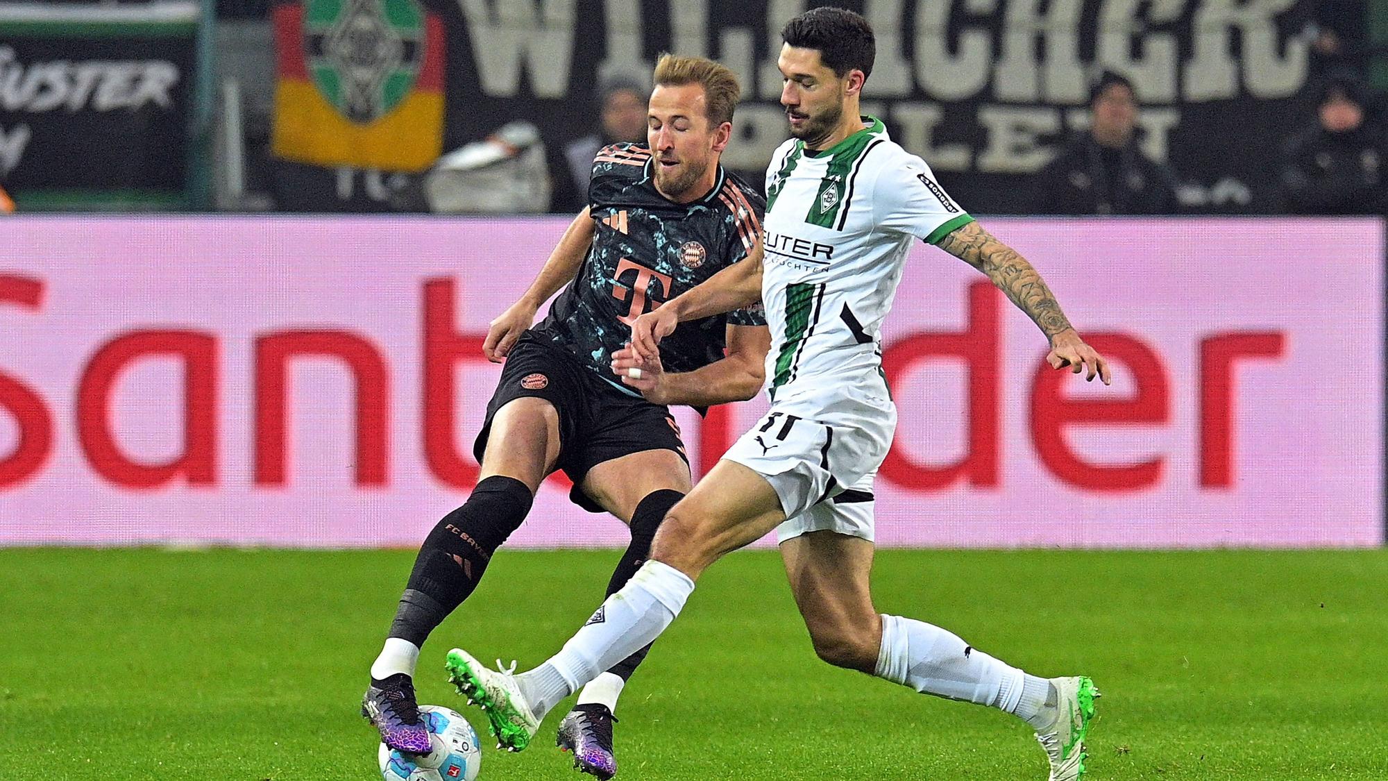 Tim Kleindienst versucht Harry Kane den Ball abzunehmen.