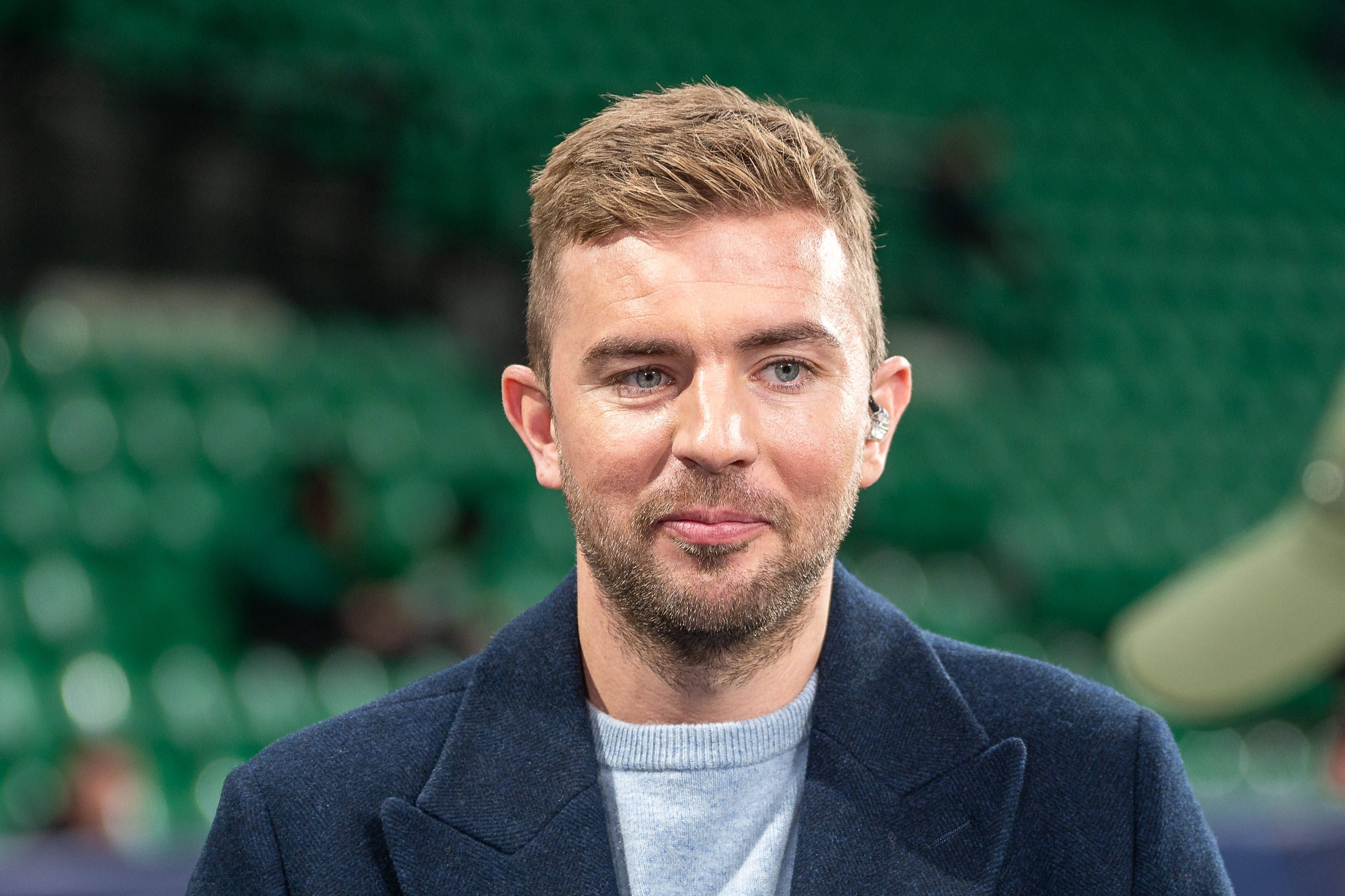 Ex-Bundesliga-Profi und TV-Experte Christoph Kramer steht beim Champions-League-Spiel Sporting Lissabon gegen Borussia Dortmund im Stadion und lächelt.