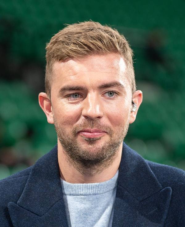 Ex-Bundesliga-Profi und TV-Experte Christoph Kramer steht beim Champions-League-Spiel Sporting Lissabon gegen Borussia Dortmund im Stadion und lächelt.