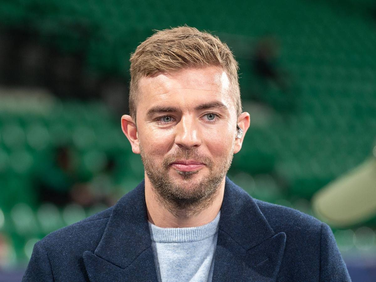 Ex-Bundesliga-Profi und TV-Experte Christoph Kramer steht beim Champions-League-Spiel Sporting Lissabon gegen Borussia Dortmund im Stadion und lächelt.
