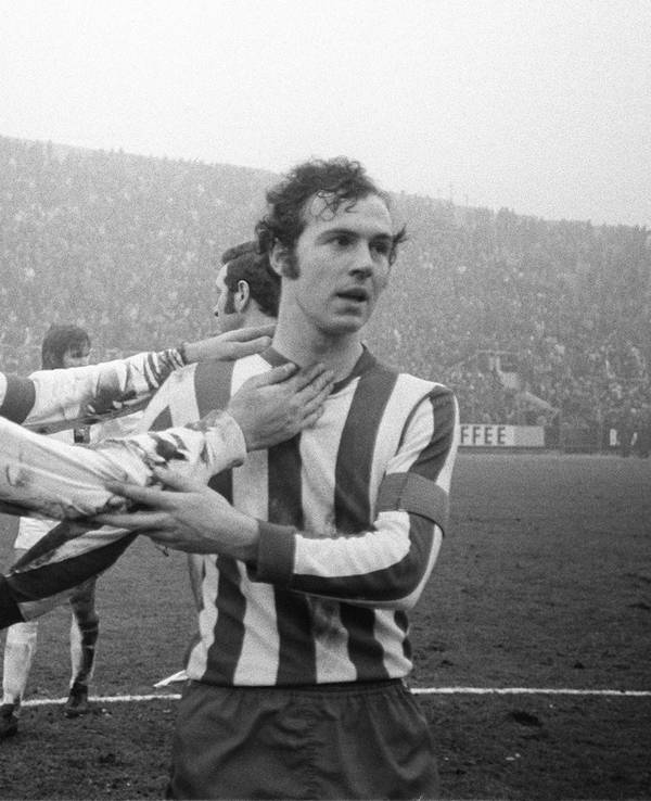 Borussia Mönchengladbachs Günter Netzer und Bayern Münchens Franz Beckenbauer umarmen sich nach dem Bundesliga-Spiel ihrer beiden Vereine.