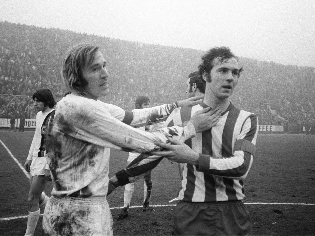 Borussia Mönchengladbachs Günter Netzer und Bayern Münchens Franz Beckenbauer umarmen sich nach dem Bundesliga-Spiel ihrer beiden Vereine.