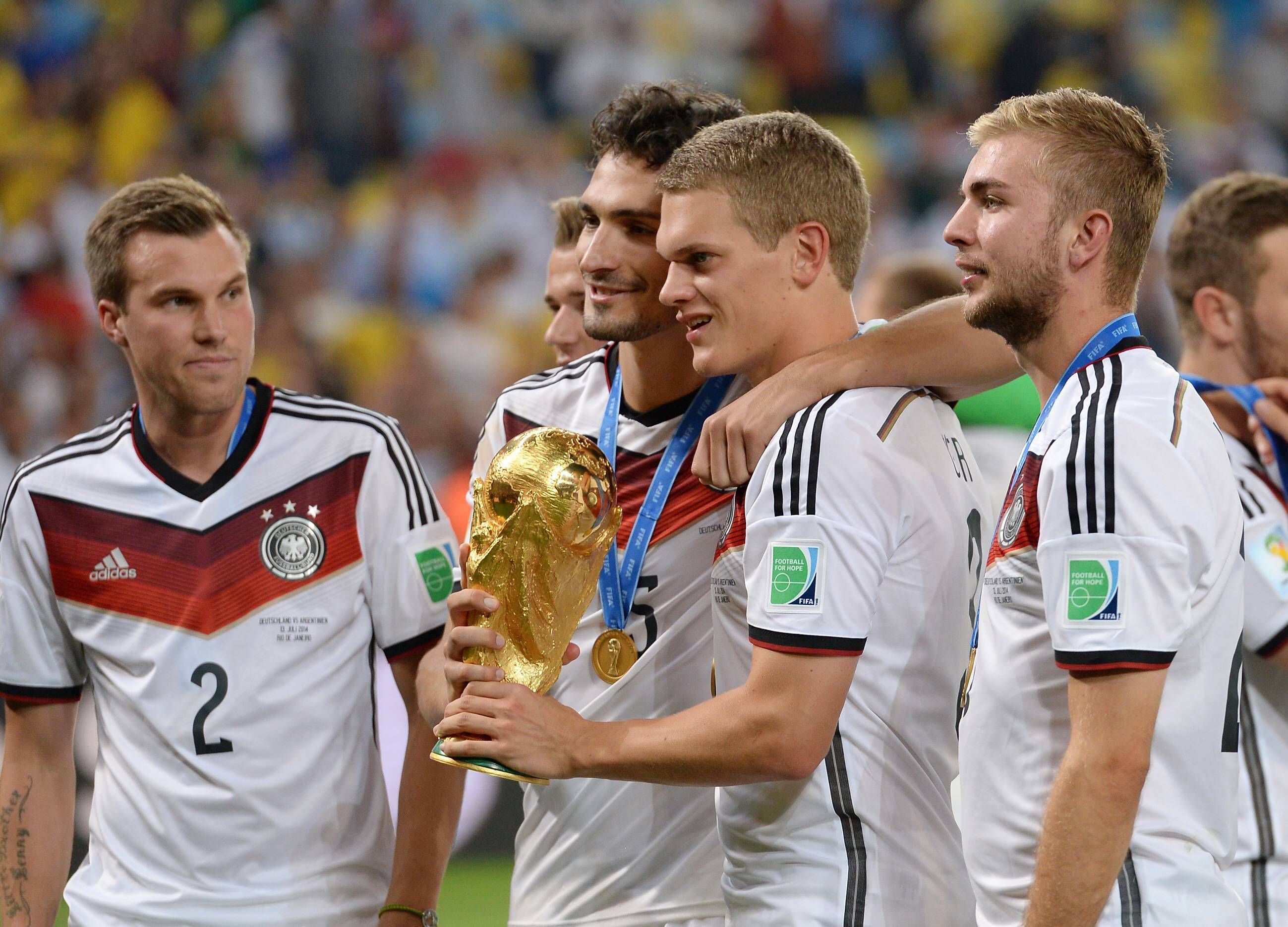 Christoph Kramer, Matthias Ginter, Mats Hummels und Kevin Großkreutz mit dem WM-Pokal.