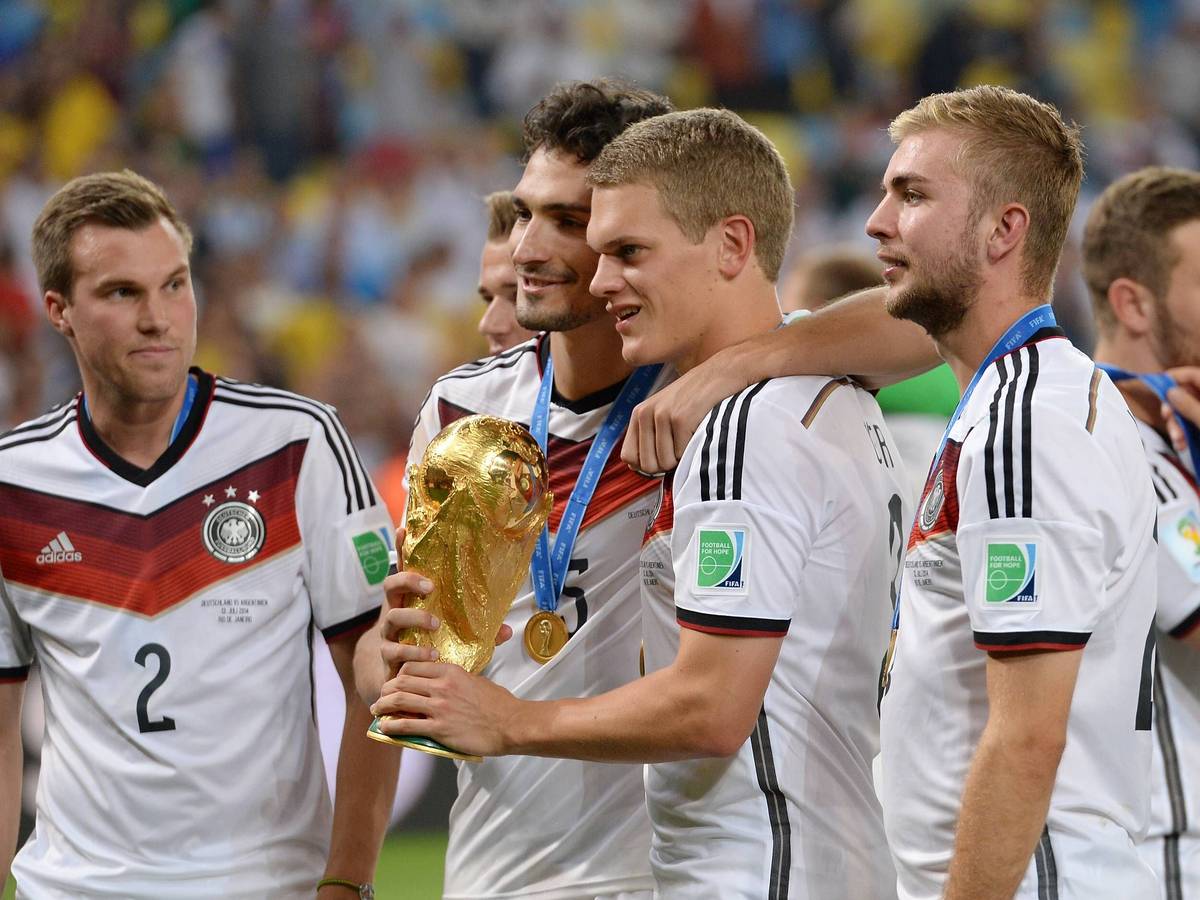 Christoph Kramer, Matthias Ginter, Mats Hummels und Kevin Großkreutz mit dem WM-Pokal.