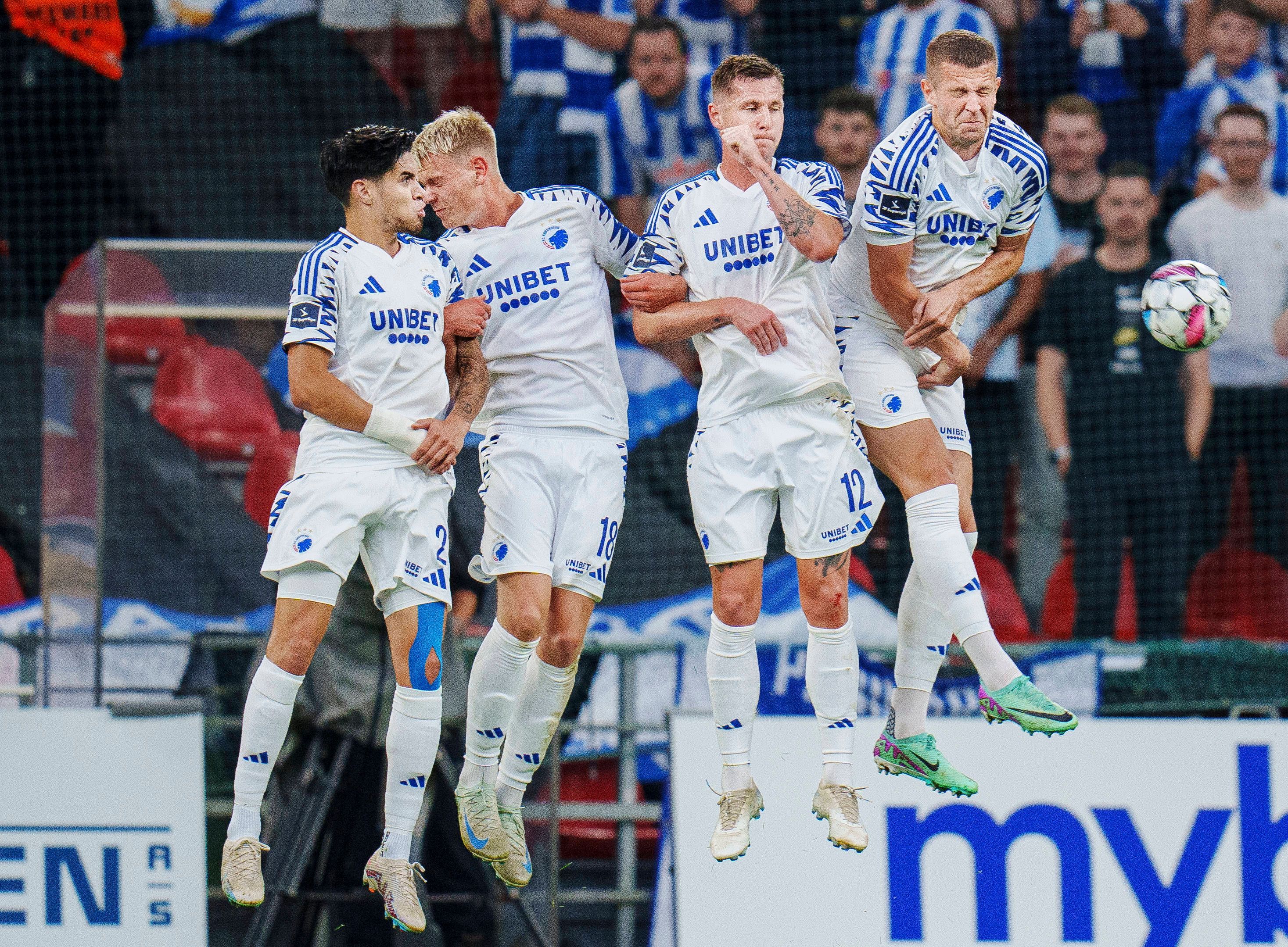 Spieler des FC Kopenhagen springen nach einem Freistoß hoch.