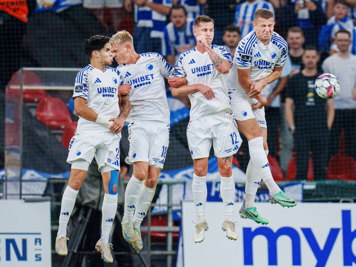 Spieler des FC Kopenhagen springen nach einem Freistoß hoch.