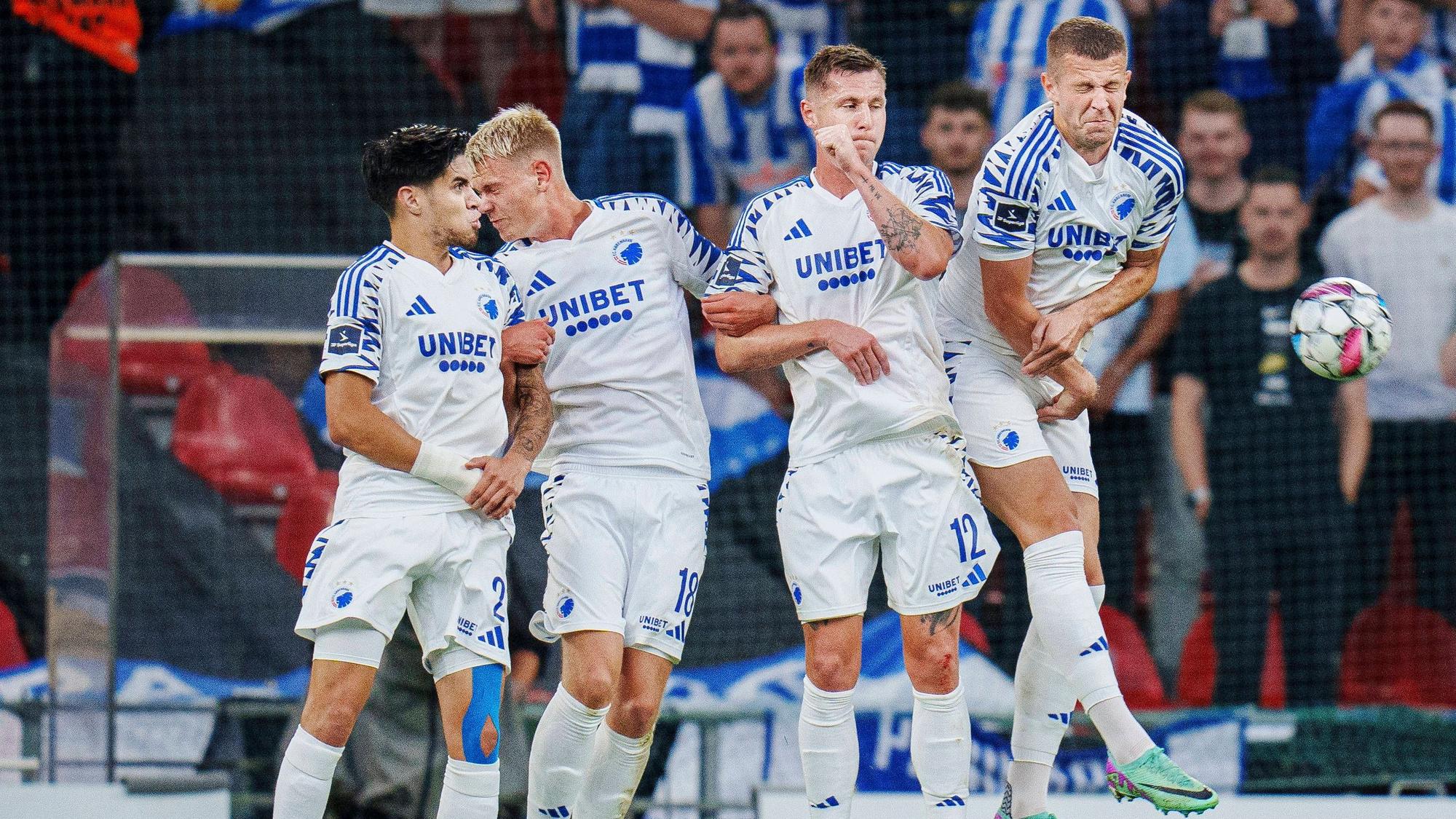 Spieler des FC Kopenhagen springen nach einem Freistoß hoch.