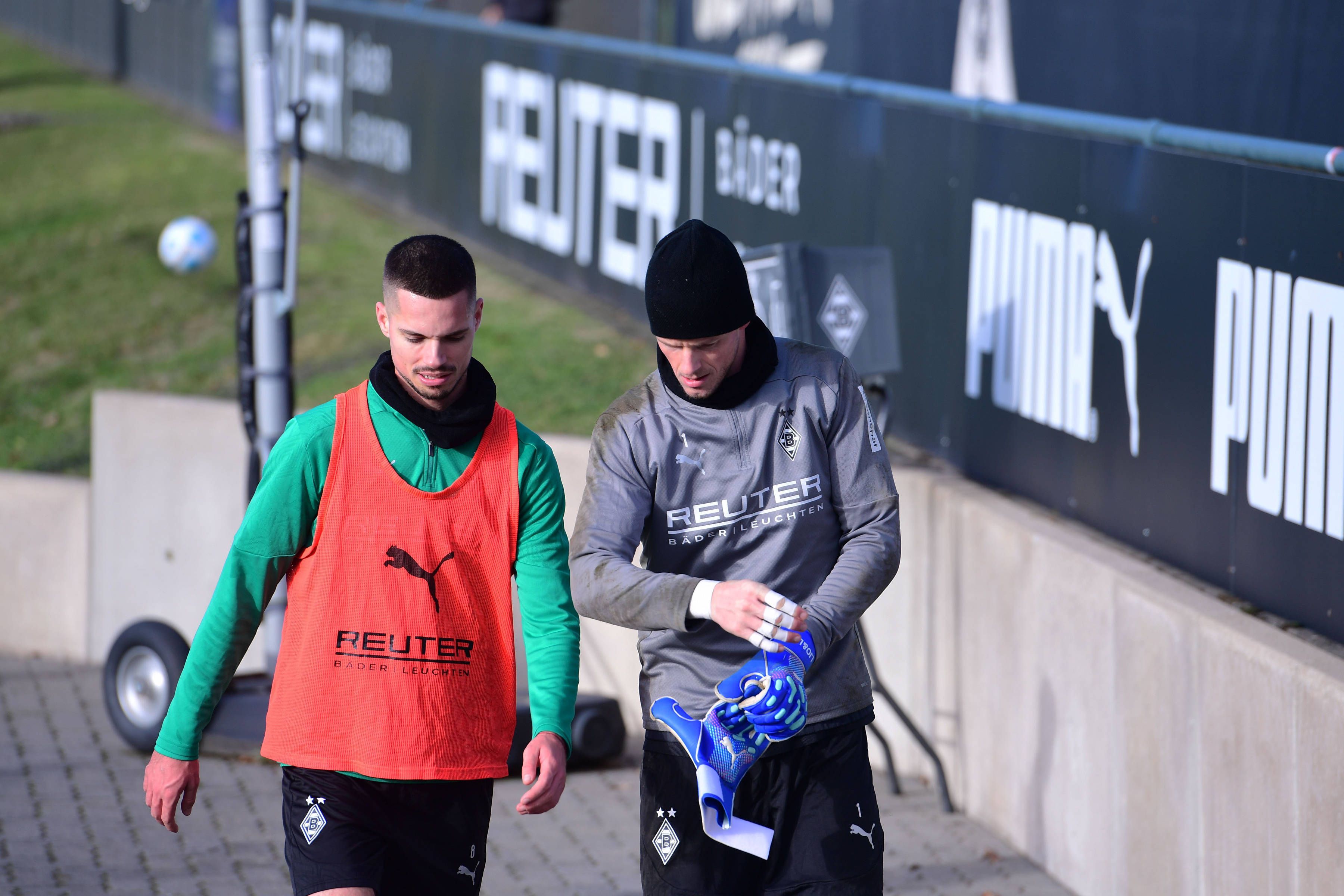 Julian Weigl und Jonas Omlin im Fohlentraining.