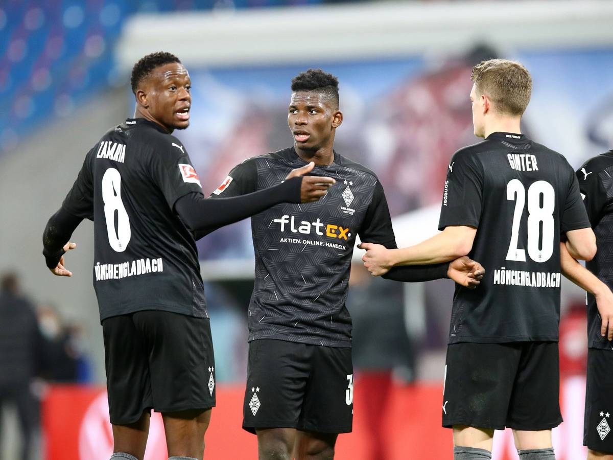Denis Zakaria richtet eine Gladbacher Mauer aus.