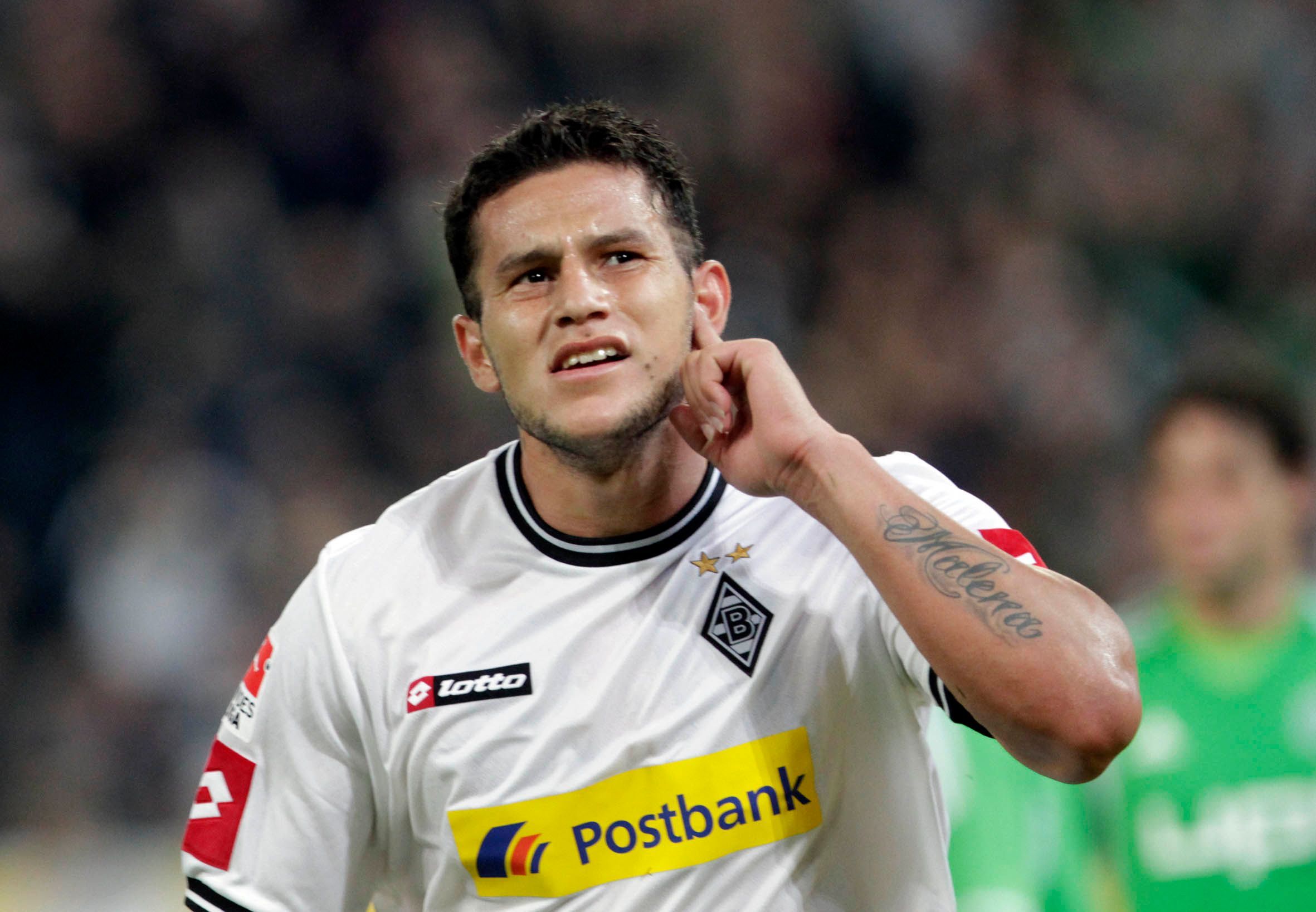 Borussia Mönchengladbachs Raúl Bobadilla jubelt über sein Tor gegen den VfL Wolfsburg und legt dabei den Finger ans linke Ohr.