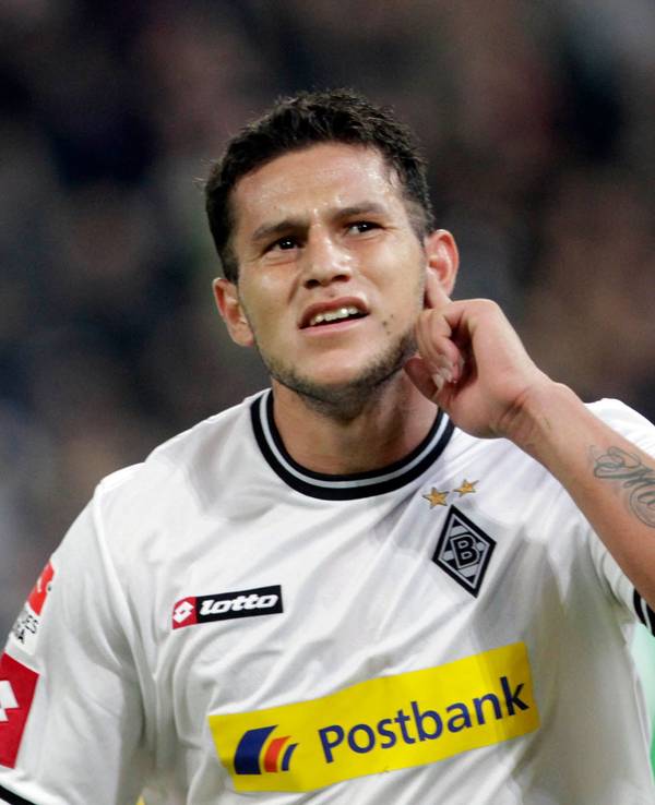 Borussia Mönchengladbachs Raúl Bobadilla jubelt über sein Tor gegen den VfL Wolfsburg und legt dabei den Finger ans linke Ohr.