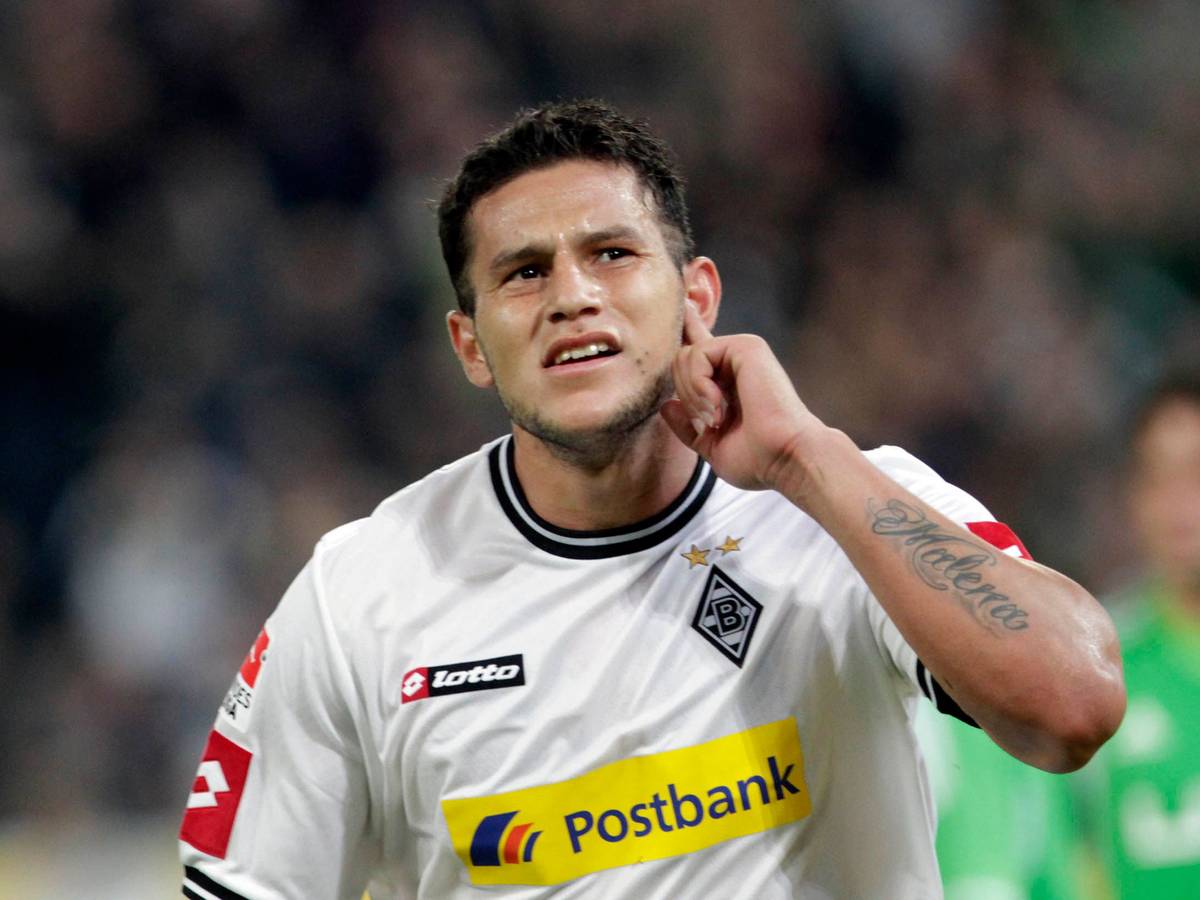 Borussia Mönchengladbachs Raúl Bobadilla jubelt über sein Tor gegen den VfL Wolfsburg und legt dabei den Finger ans linke Ohr.