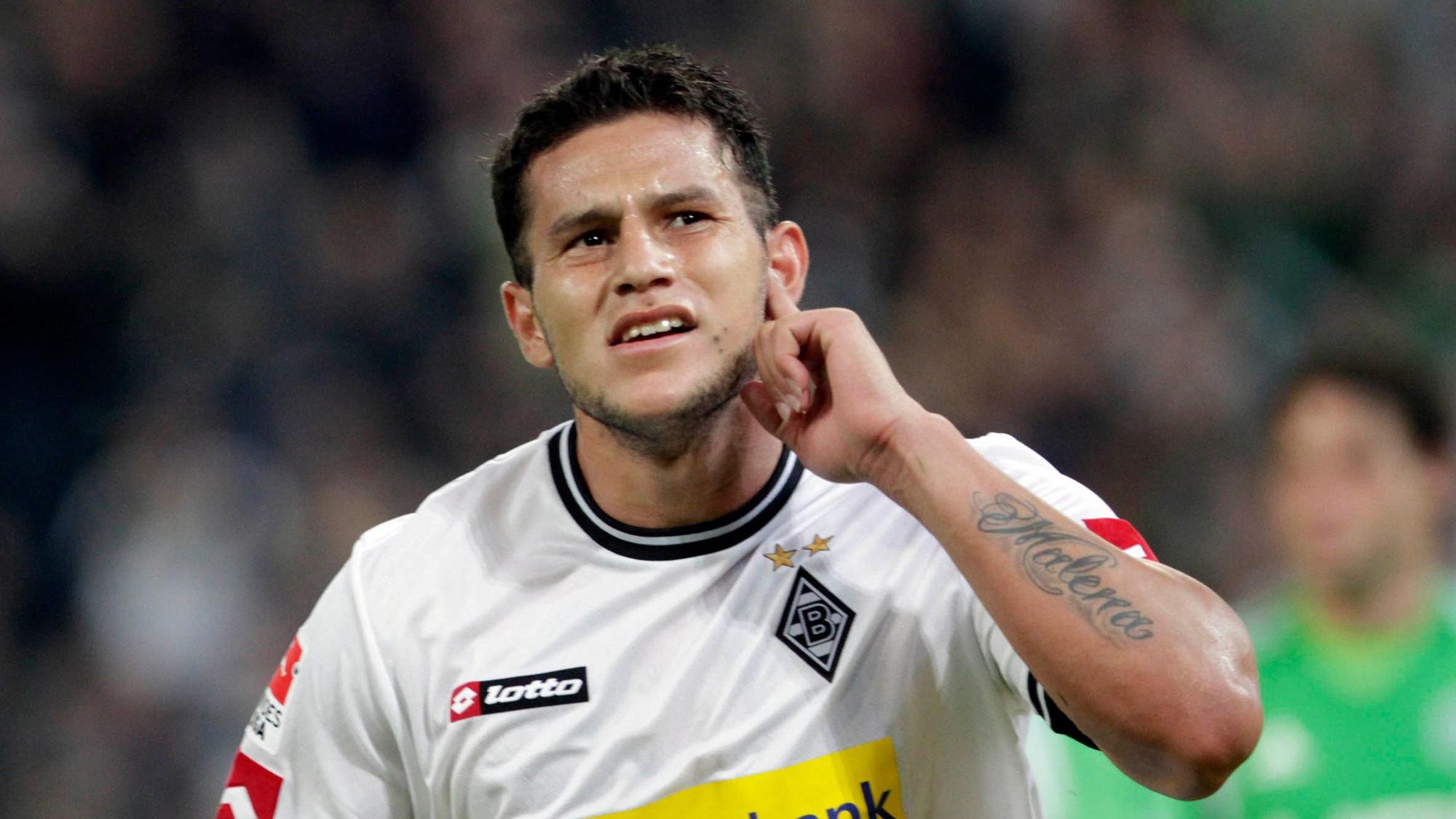 Borussia Mönchengladbachs Raúl Bobadilla jubelt über sein Tor gegen den VfL Wolfsburg und legt dabei den Finger ans linke Ohr.