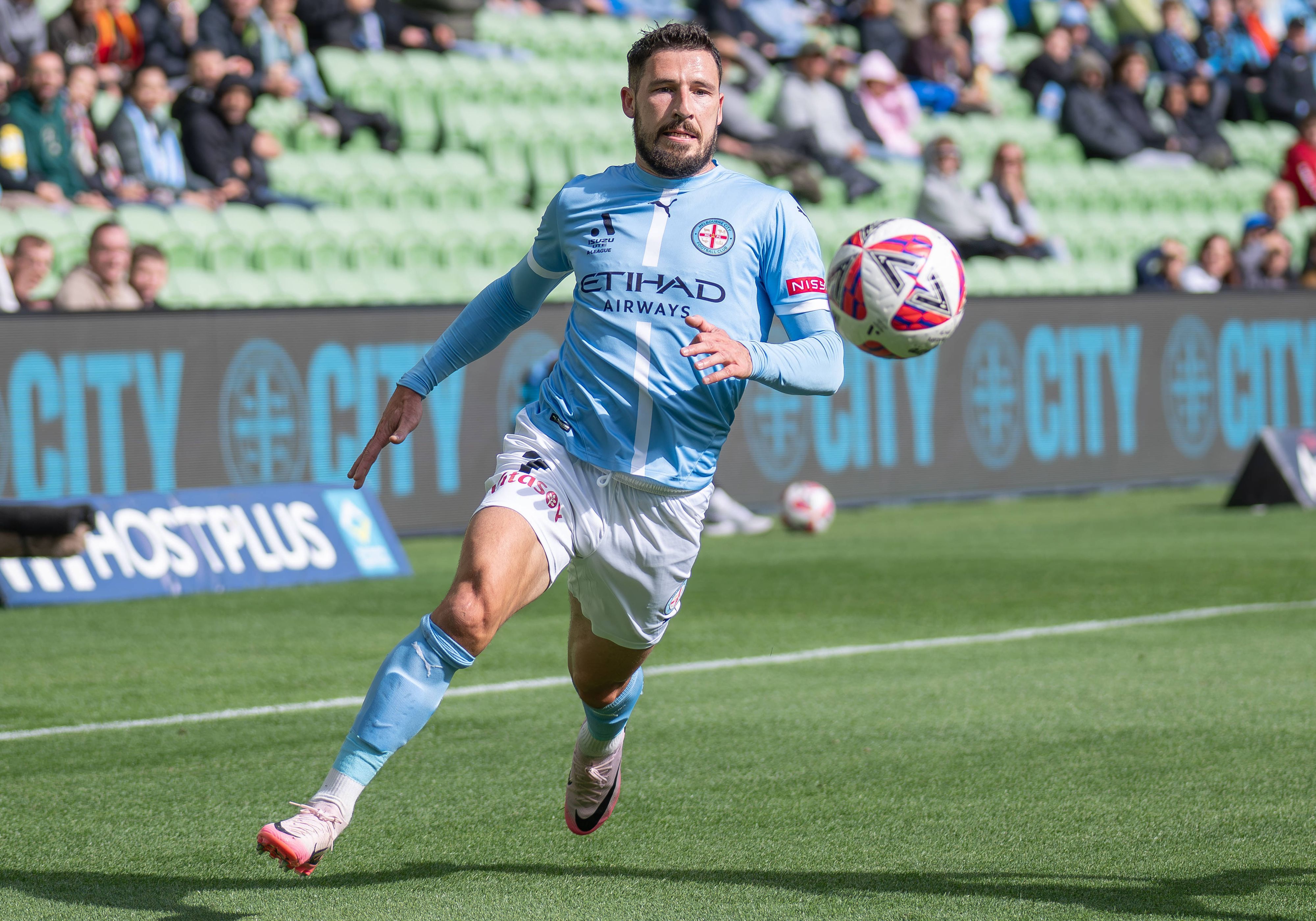 Mathew Leckie läuft dem Ball im Spiel gegen Perth Glory hinterher.