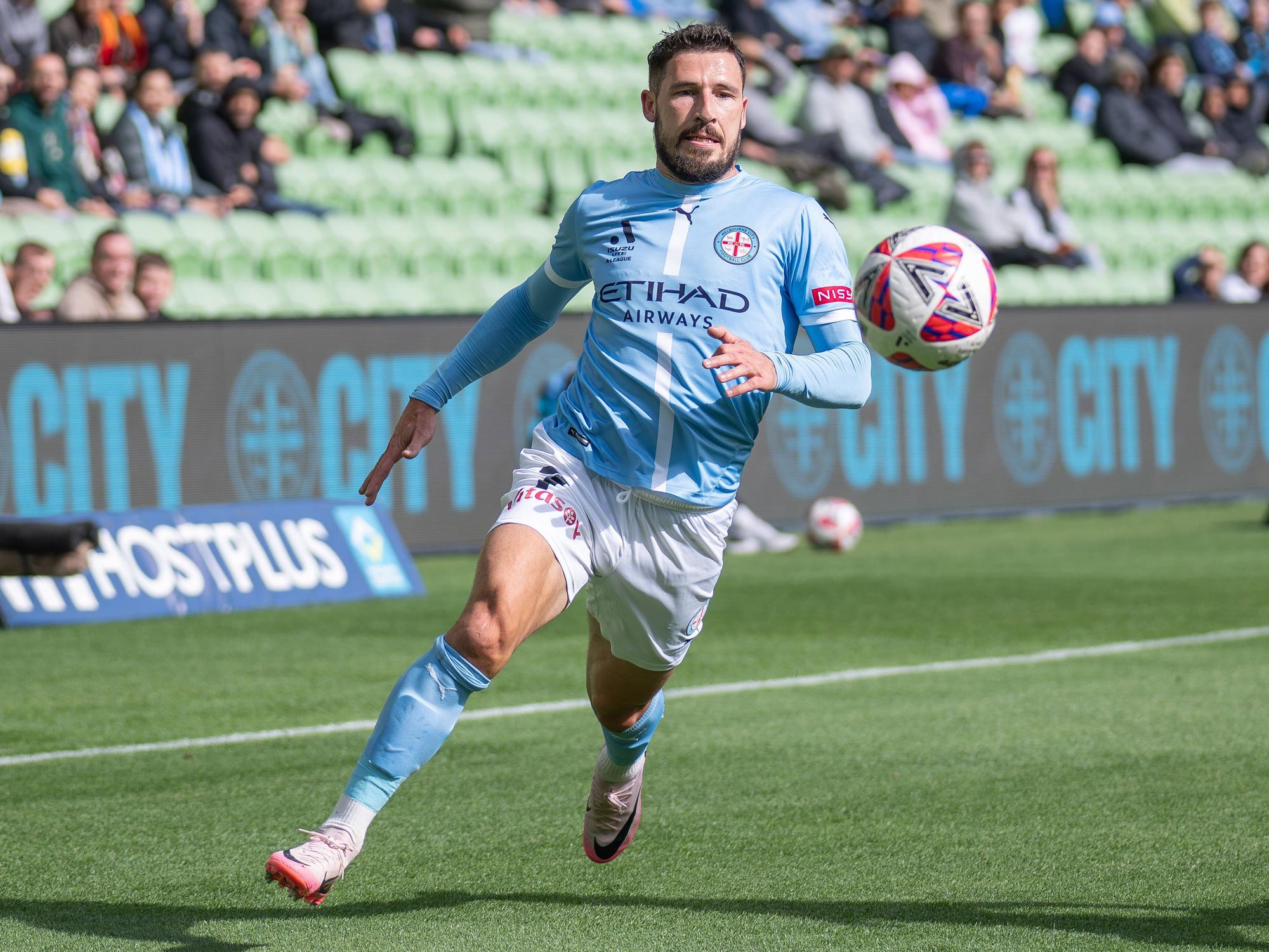 Mathew Leckie läuft dem Ball im Spiel gegen Perth Glory hinterher.