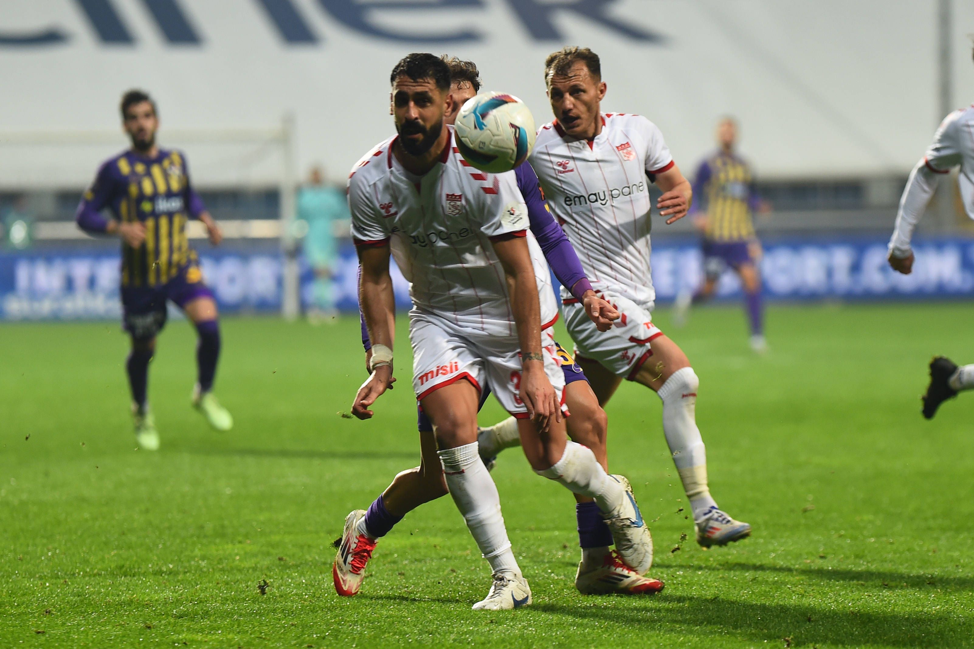 Sivasspor-Profi Tolga Cigerci schirmt den Ball im Spiel bei Eyupspor ab.