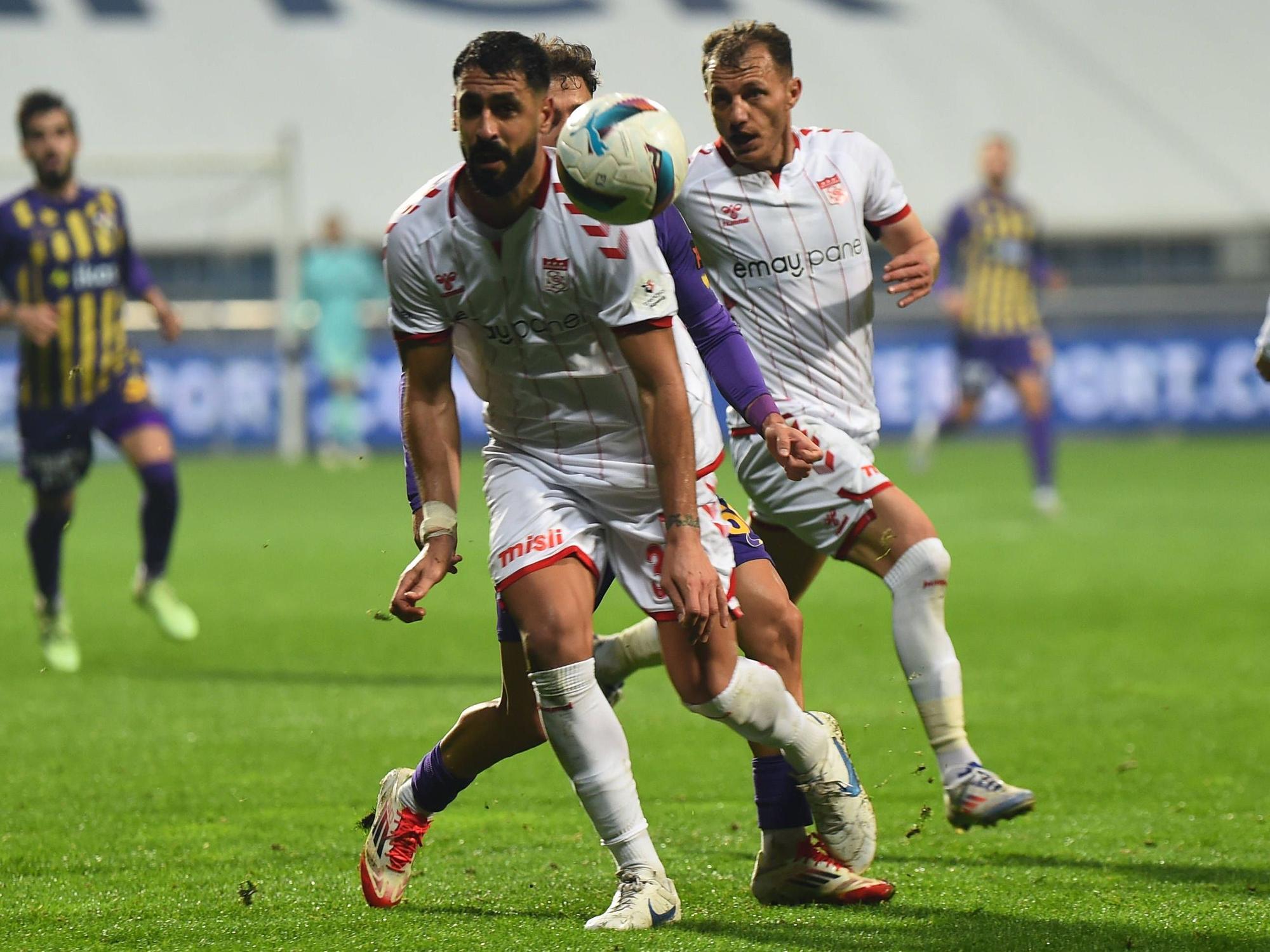 Sivasspor-Profi Tolga Cigerci schirmt den Ball im Spiel bei Eyupspor ab.