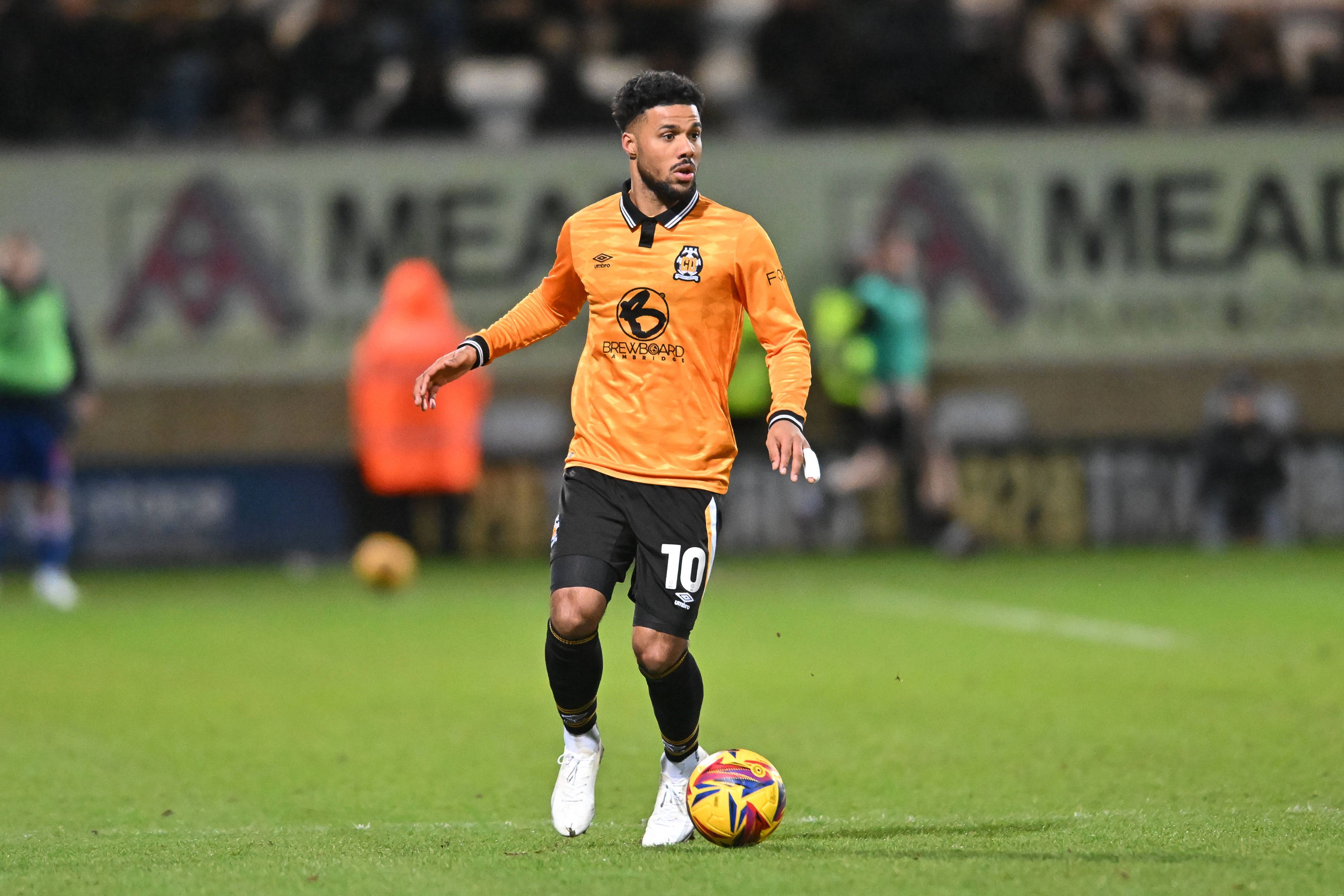 Elias Kachunga von Cambridge United führt den Ball im Spiel bei Reading.