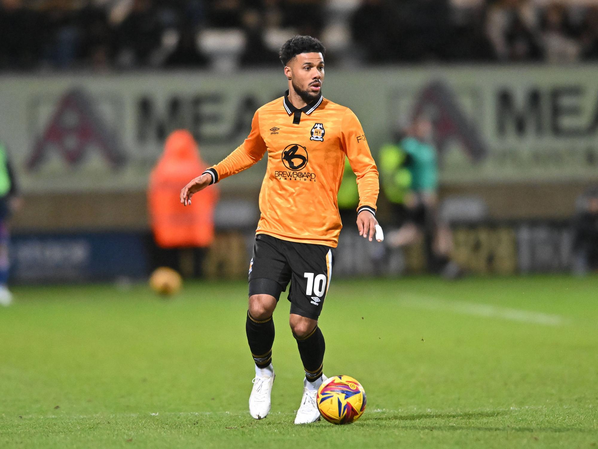 Elias Kachunga von Cambridge United führt den Ball im Spiel bei Reading.
