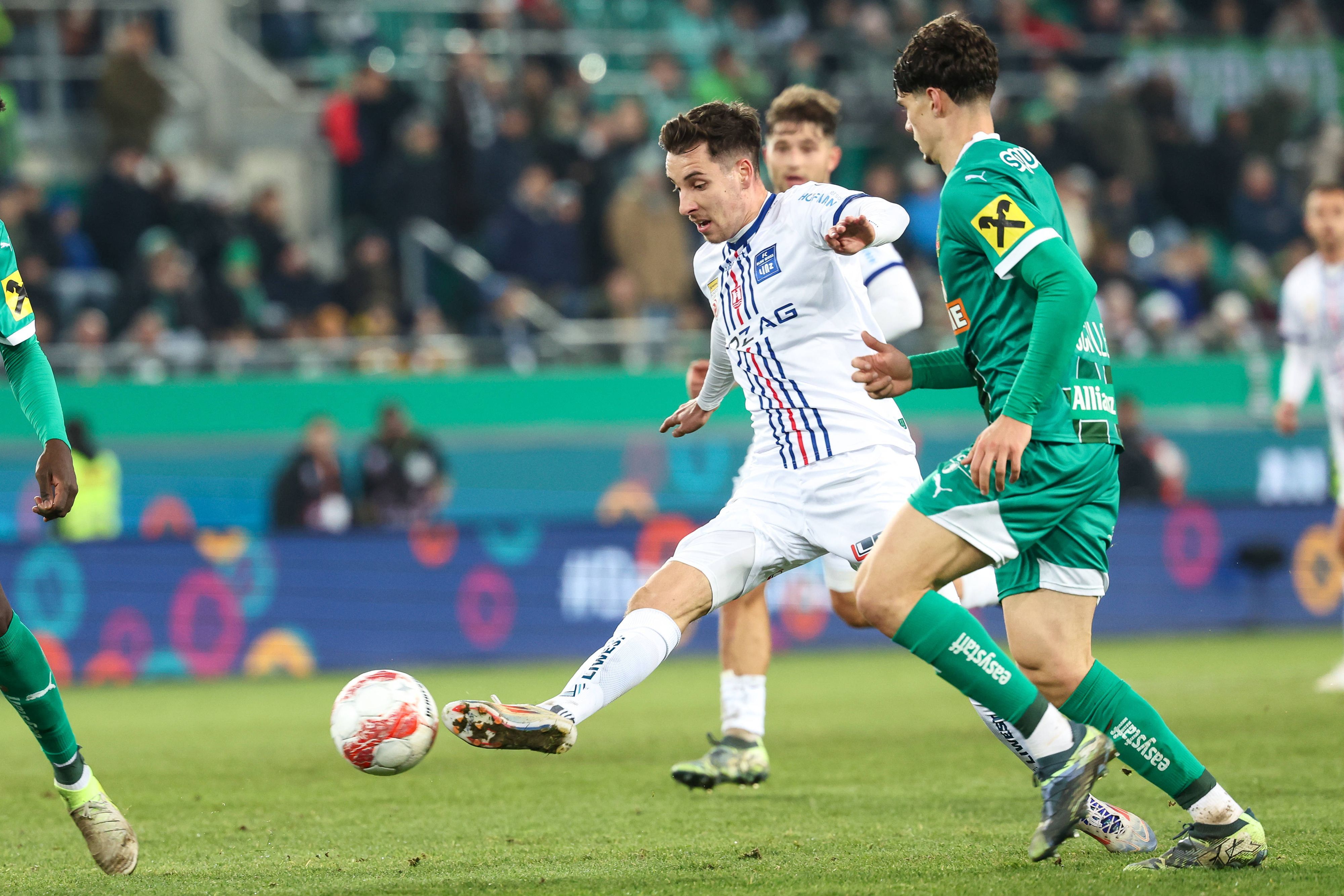 Der Linzer Conor Noß passt den Ball im Spiel bei Rapid Wien.