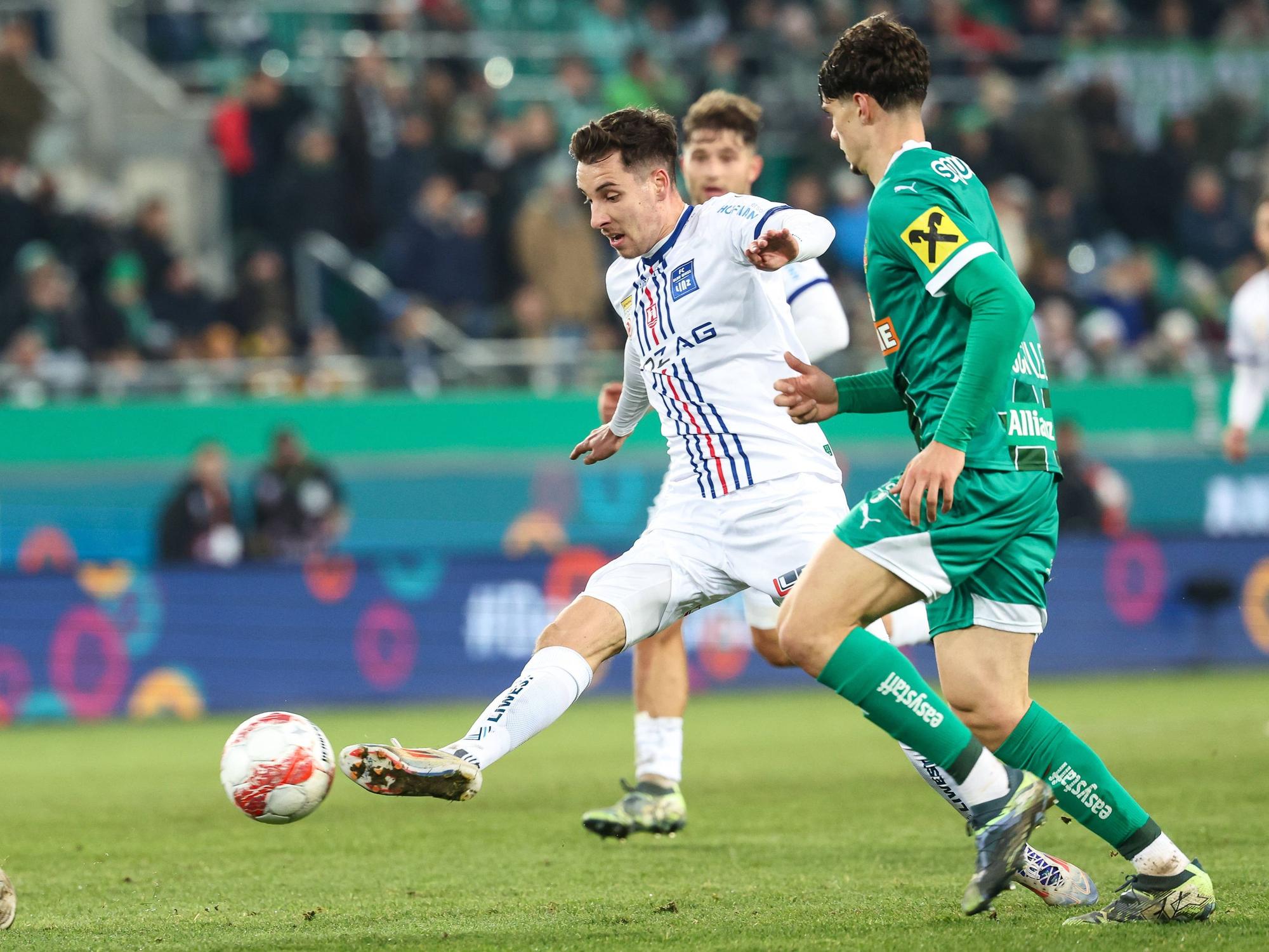 Der Linzer Conor Noß passt den Ball im Spiel bei Rapid Wien.