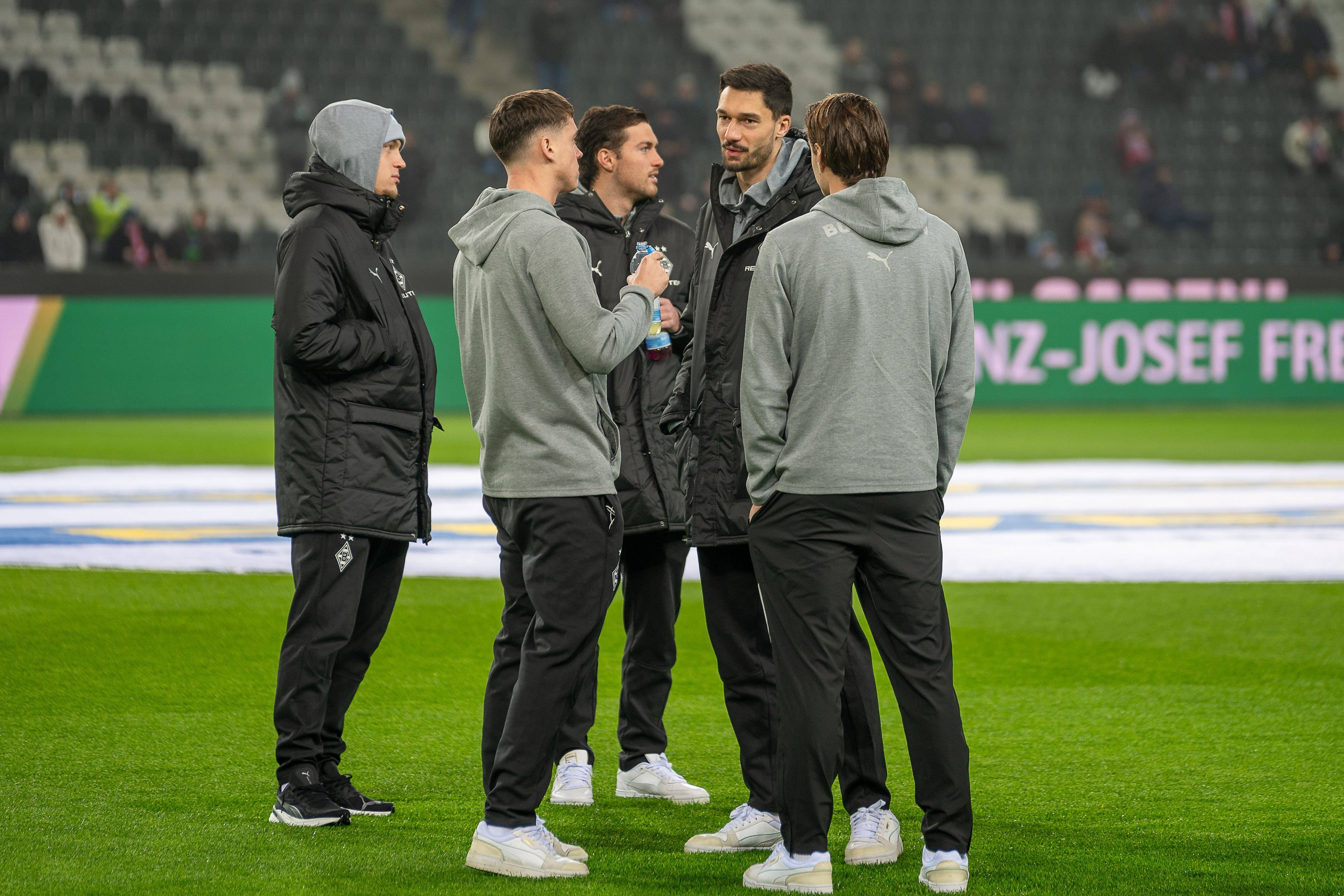 Spieler von Borussia Mönchengladbach begehen den Platz.