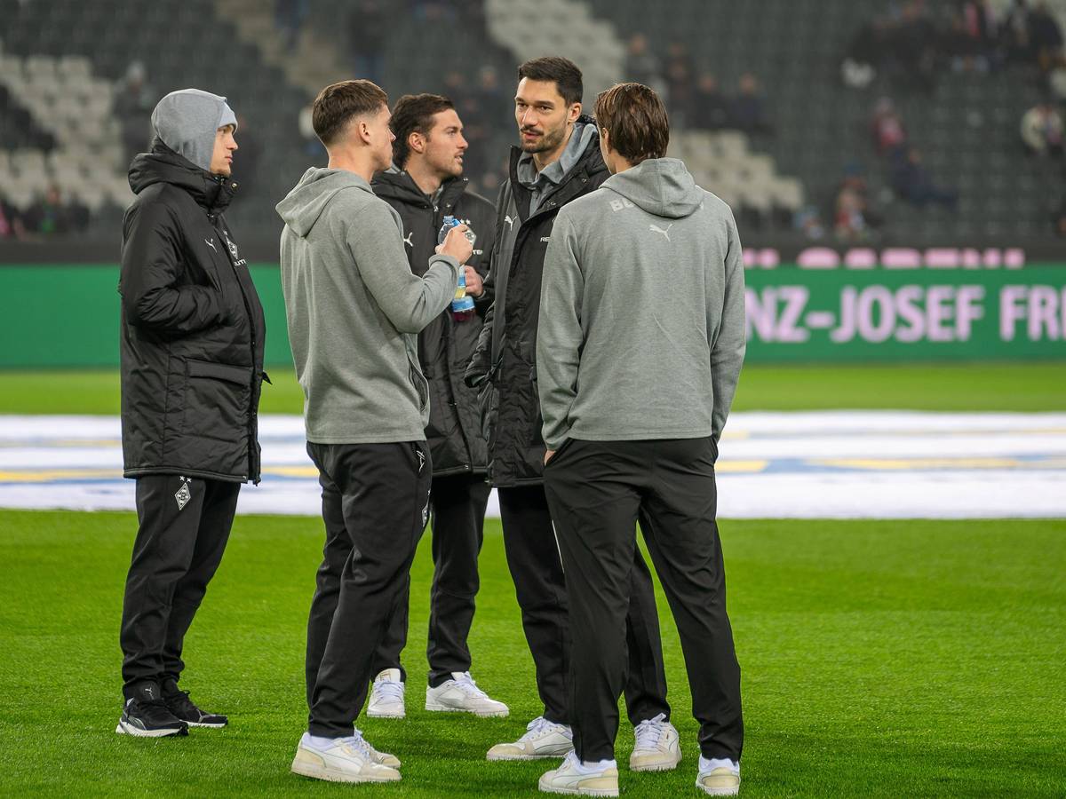 Spieler von Borussia Mönchengladbach begehen den Platz.