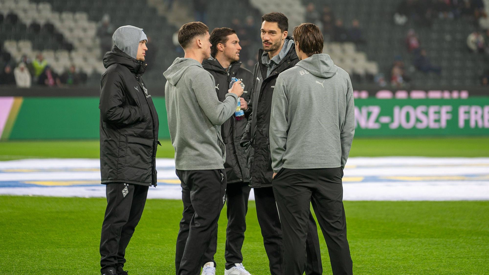 Spieler von Borussia Mönchengladbach begehen den Platz.