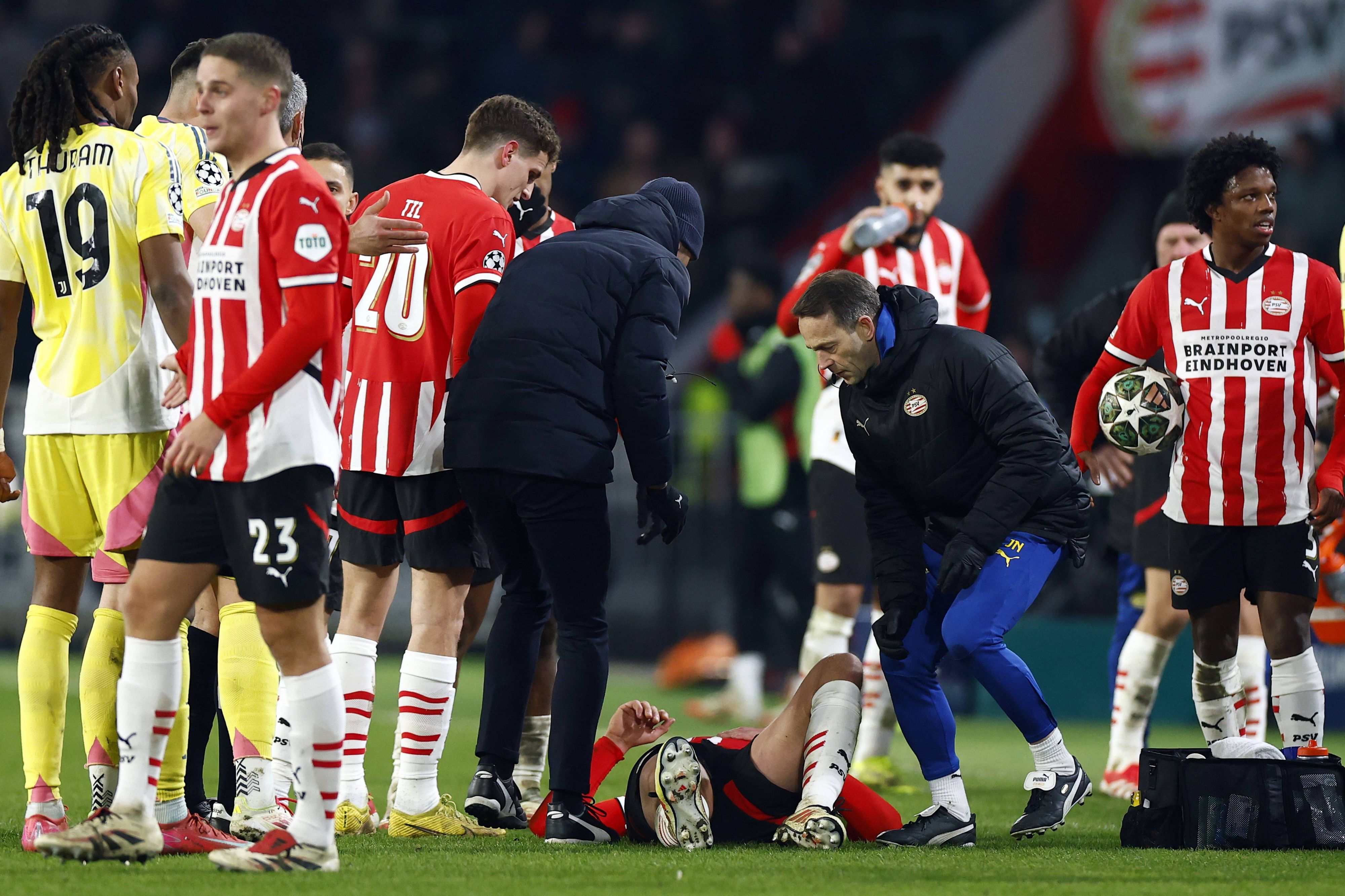 PSV-Stürmer Luuk de Jong liegt während des Champions-League-Spiels seiner PSV Eindhoven gegen Juventus Turin nach einem heftigen Foul am Boden, medizinisches Personal kümmert sich um ihn.
