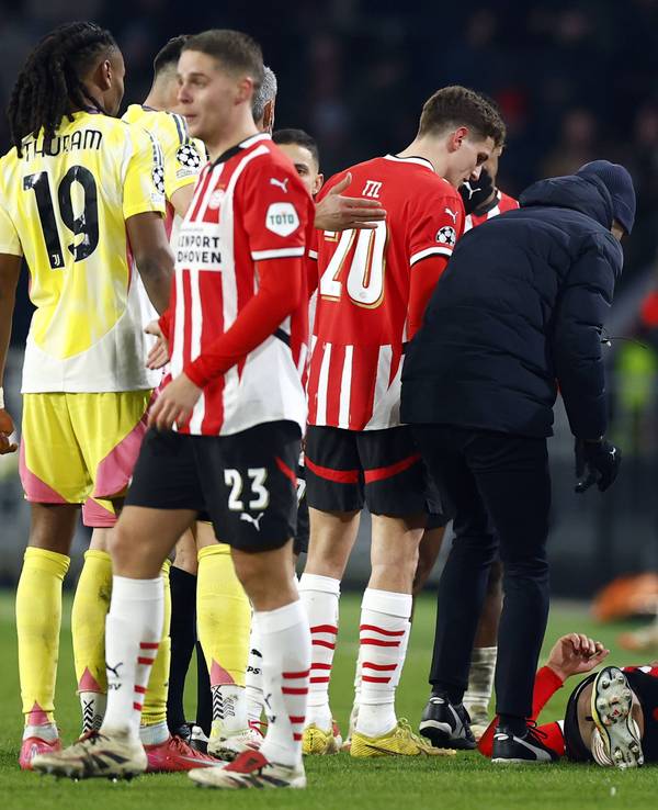 PSV-Stürmer Luuk de Jong liegt während des Champions-League-Spiels seiner PSV Eindhoven gegen Juventus Turin nach einem heftigen Foul am Boden, medizinisches Personal kümmert sich um ihn.