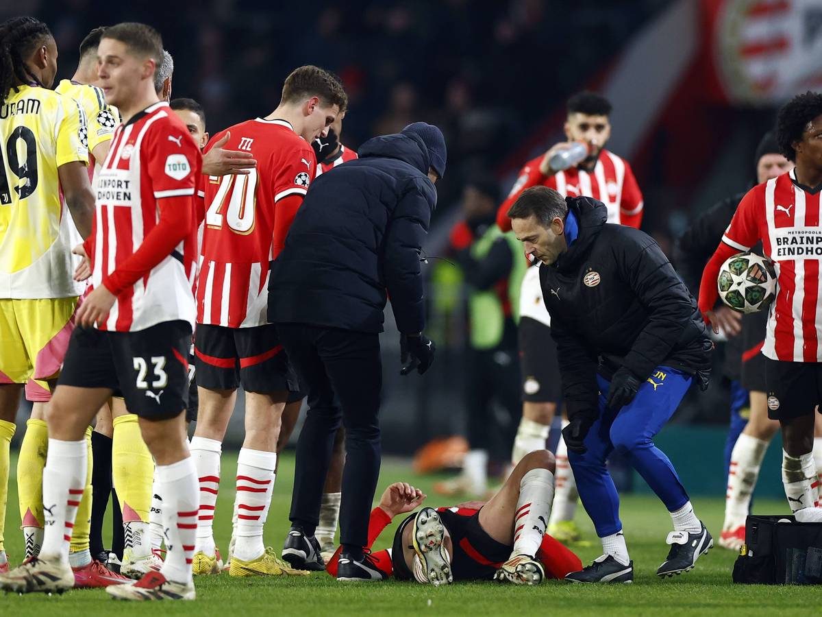 PSV-Stürmer Luuk de Jong liegt während des Champions-League-Spiels seiner PSV Eindhoven gegen Juventus Turin nach einem heftigen Foul am Boden, medizinisches Personal kümmert sich um ihn.
