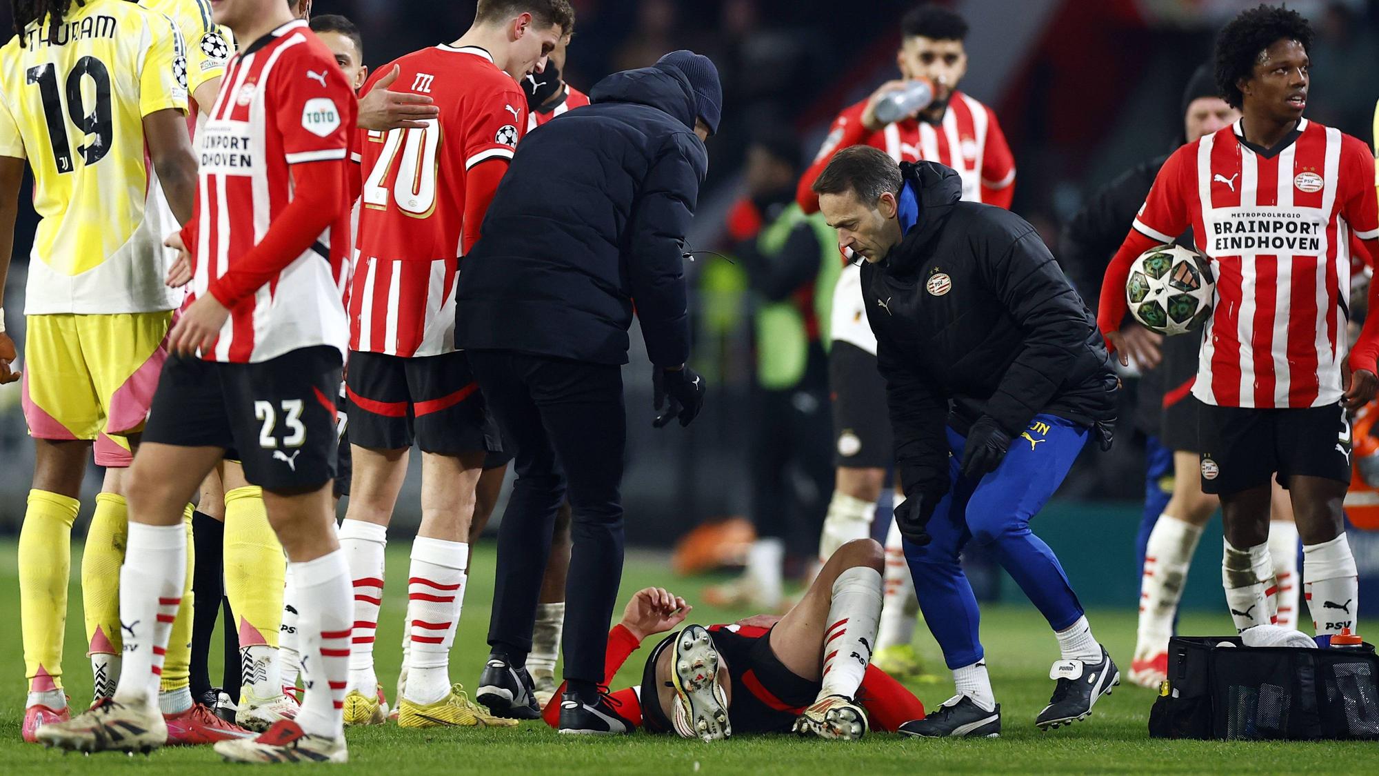PSV-Stürmer Luuk de Jong liegt während des Champions-League-Spiels seiner PSV Eindhoven gegen Juventus Turin nach einem heftigen Foul am Boden, medizinisches Personal kümmert sich um ihn.