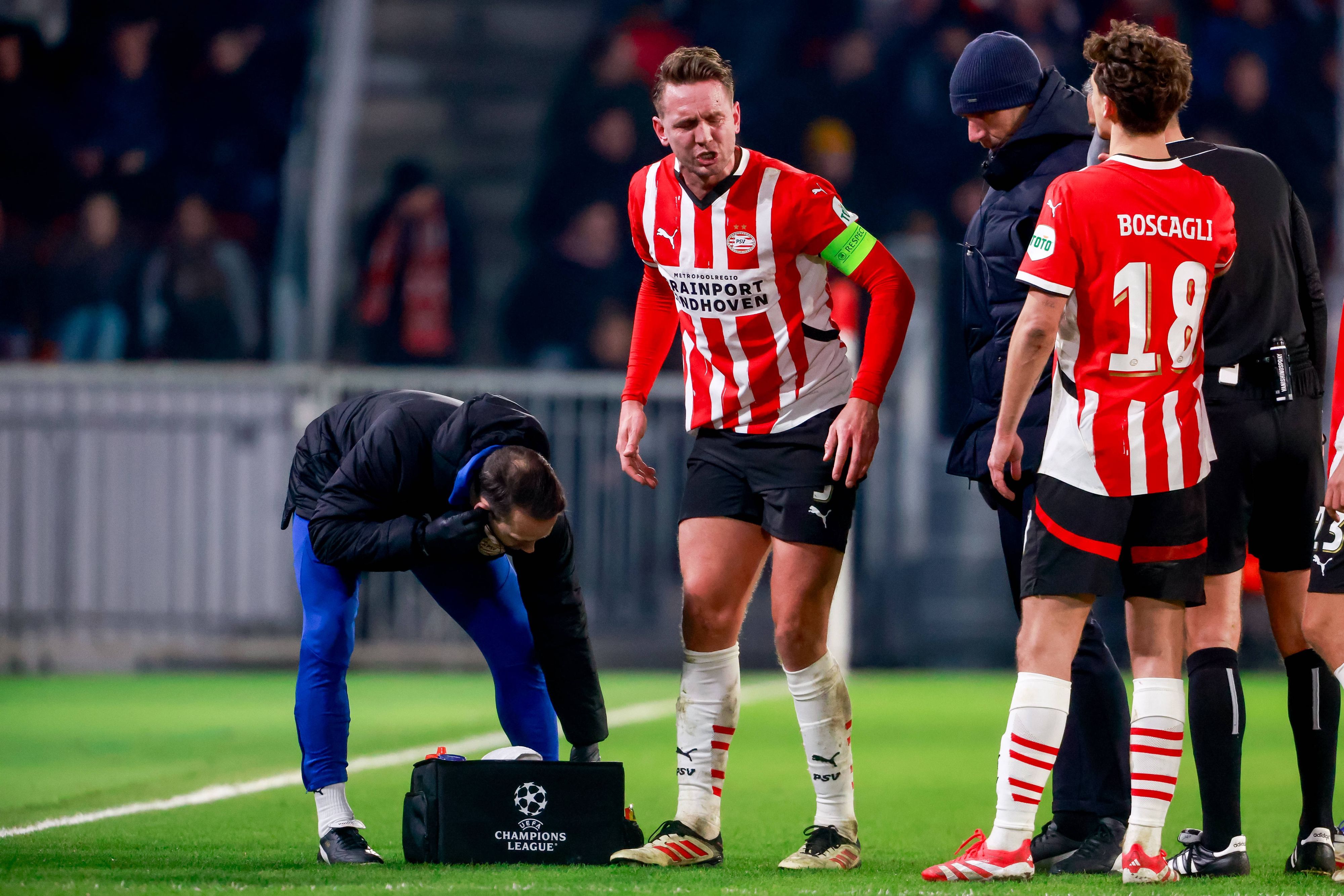 PSV-Stürmer Luuk de Jong steht im Champions-League-Spiel gegen Juventus Turin nach einem heftigen Foul auf dem Platz und verzieht sein Gesicht vor Schmerzen.