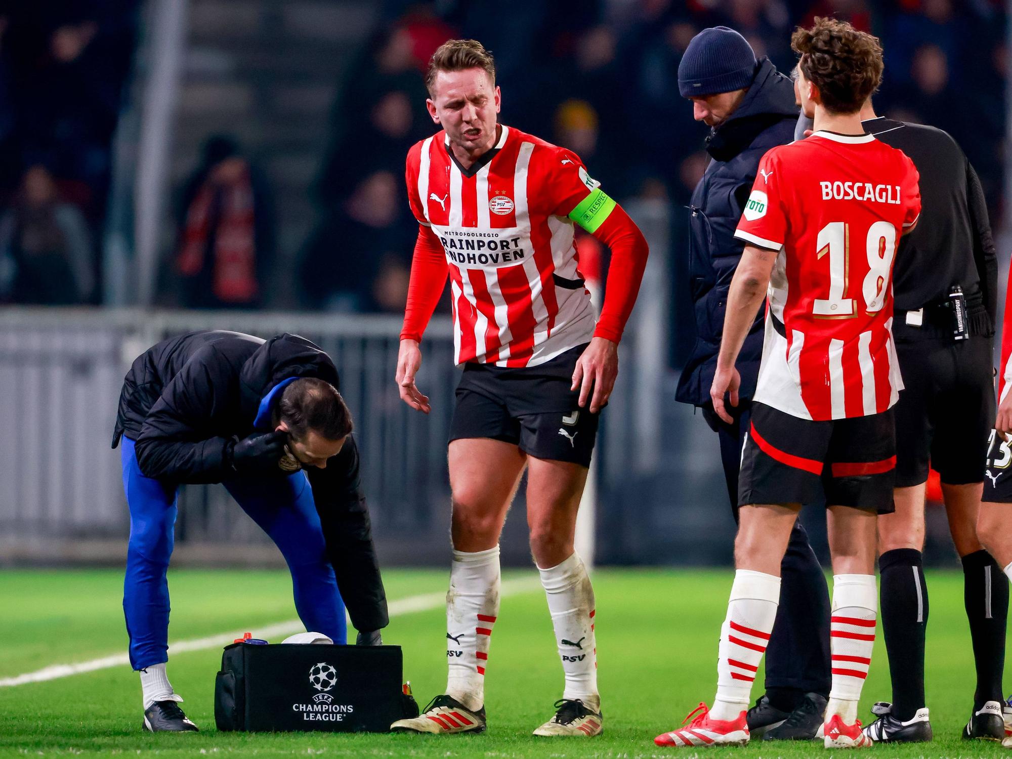 PSV-Stürmer Luuk de Jong steht im Champions-League-Spiel gegen Juventus Turin nach einem heftigen Foul auf dem Platz und verzieht sein Gesicht vor Schmerzen.