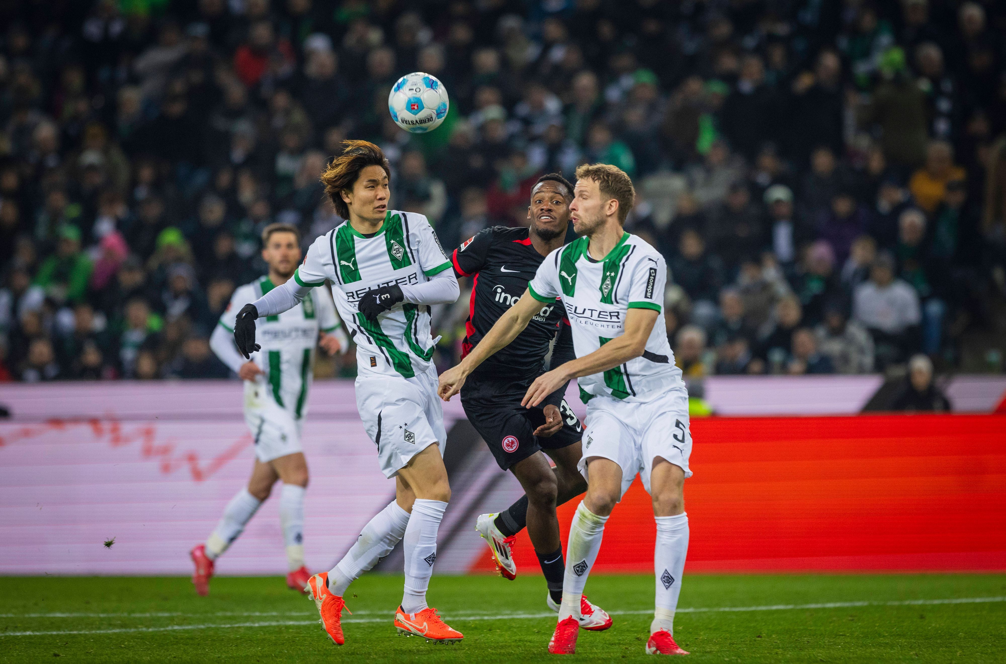 Ko Itakura und Marvin Friedrich bei einem Dreikampf mit Mitchy Batsuhayi.