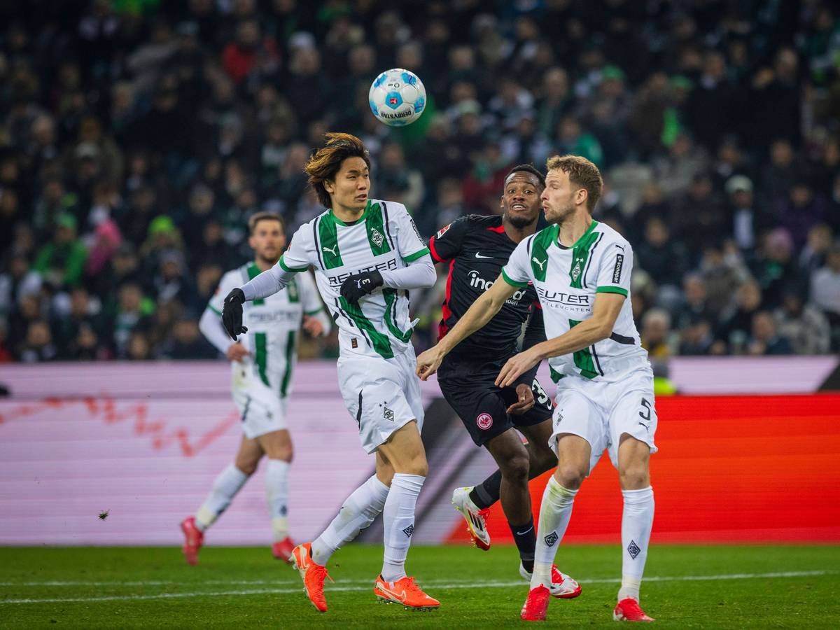 Ko Itakura und Marvin Friedrich bei einem Dreikampf mit Mitchy Batsuhayi.