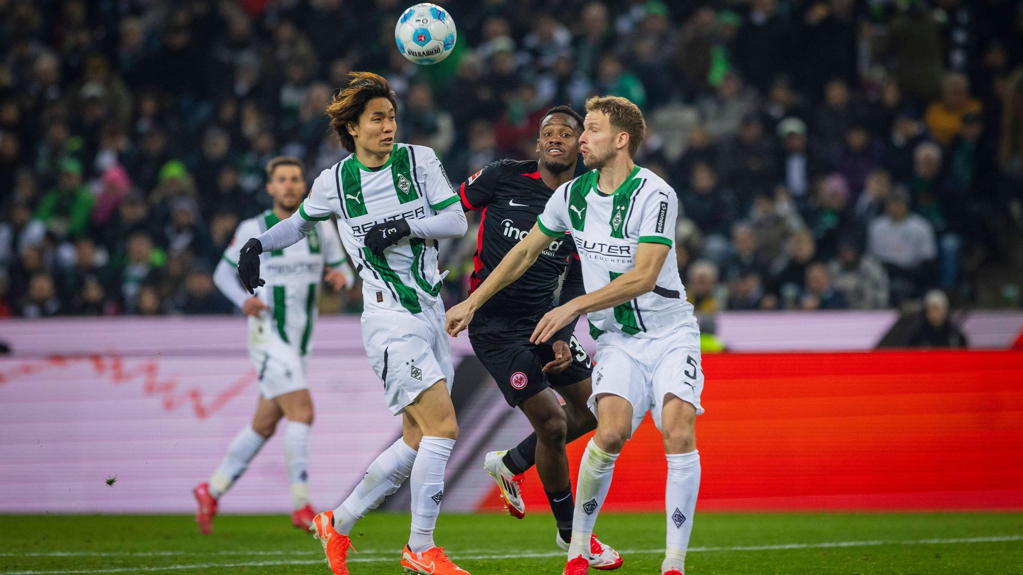 Ko Itakura und Marvin Friedrich bei einem Dreikampf mit Mitchy Batsuhayi.